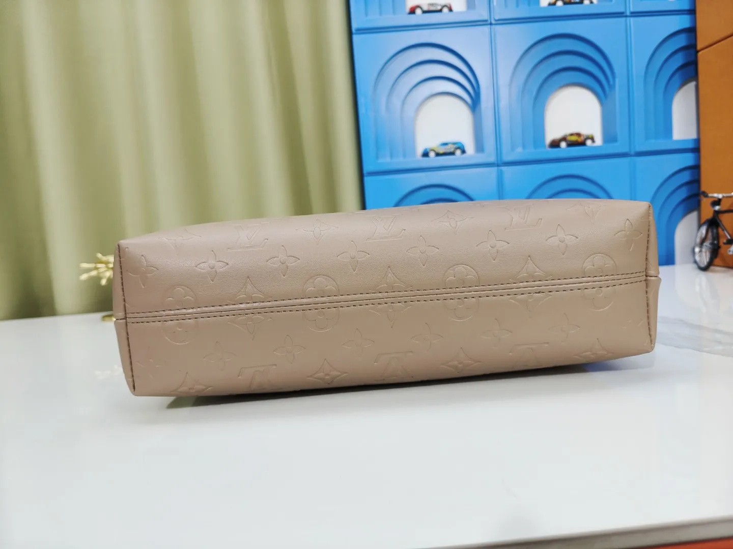 P260💰M12068 black M12072 brown M12071 apricot Louis Vuitton Lv Carryall new commuter bag is beautiful and practical. It can be worn as a crossbody or on one shoulder. The open zipper is very convenient for taking in and out of tablet computers. The design is smaller than Neverfull and has a linked shoulder strap. It is more playful than Graceful and has a complete upper body. It is the Lv family’s commuter bag with good looks.