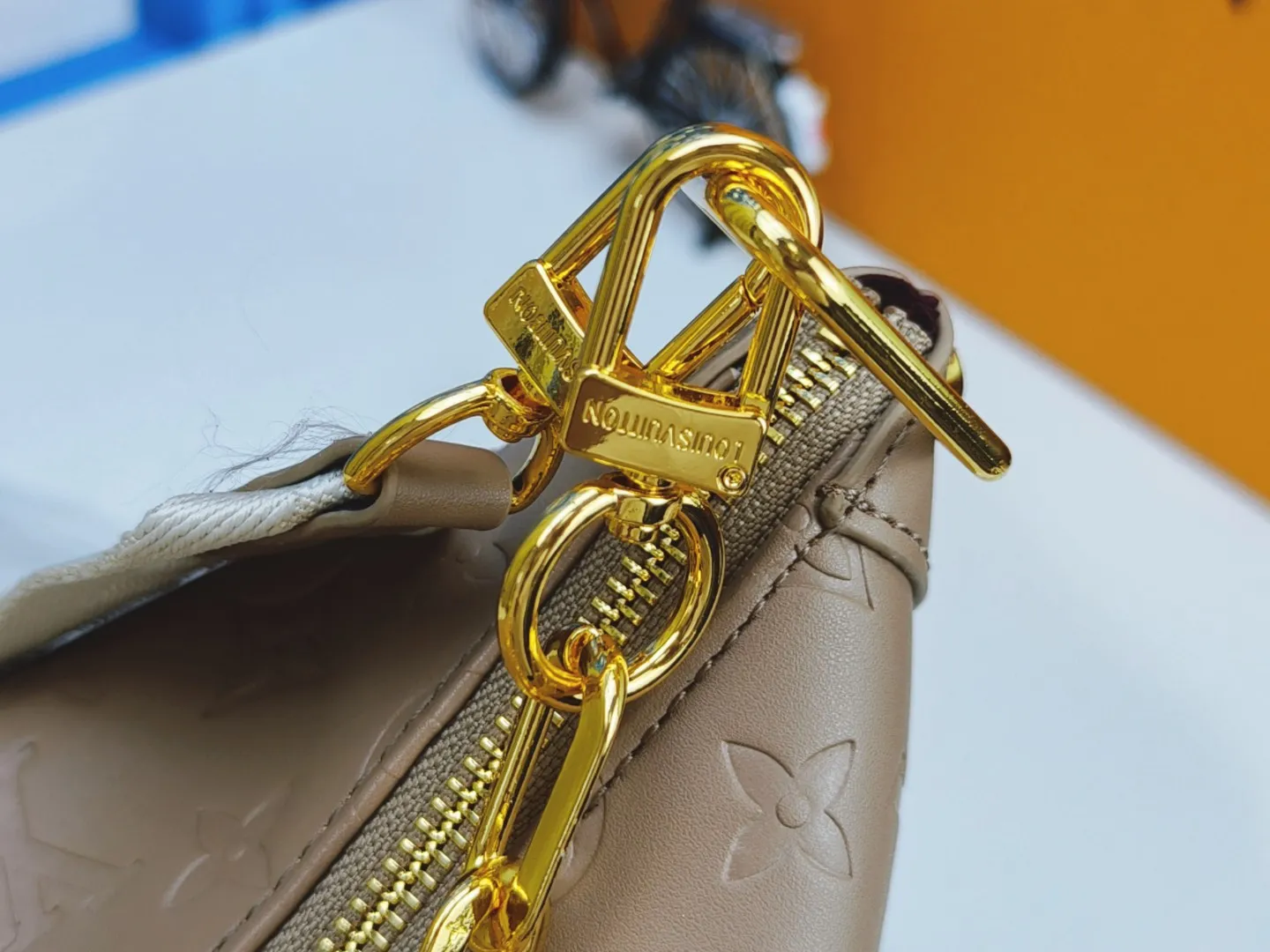 P260💰M12068 black M12072 brown M12071 apricot Louis Vuitton Lv Carryall new commuter bag is beautiful and practical. It can be worn as a crossbody or on one shoulder. The open zipper is very convenient for taking in and out of tablet computers. The design is smaller than Neverfull and has a linked shoulder strap. It is more playful than Graceful and has a complete upper body. It is the Lv family’s commuter bag with good looks.
