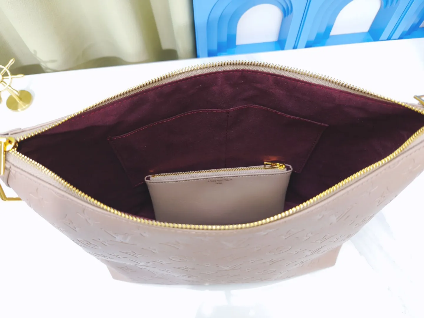 P260💰M12068 black M12072 brown M12071 apricot Louis Vuitton Lv Carryall new commuter bag is beautiful and practical. It can be worn as a crossbody or on one shoulder. The open zipper is very convenient for taking in and out of tablet computers. The design is smaller than Neverfull and has a linked shoulder strap. It is more playful than Graceful and has a complete upper body. It is the Lv family’s commuter bag with good looks.