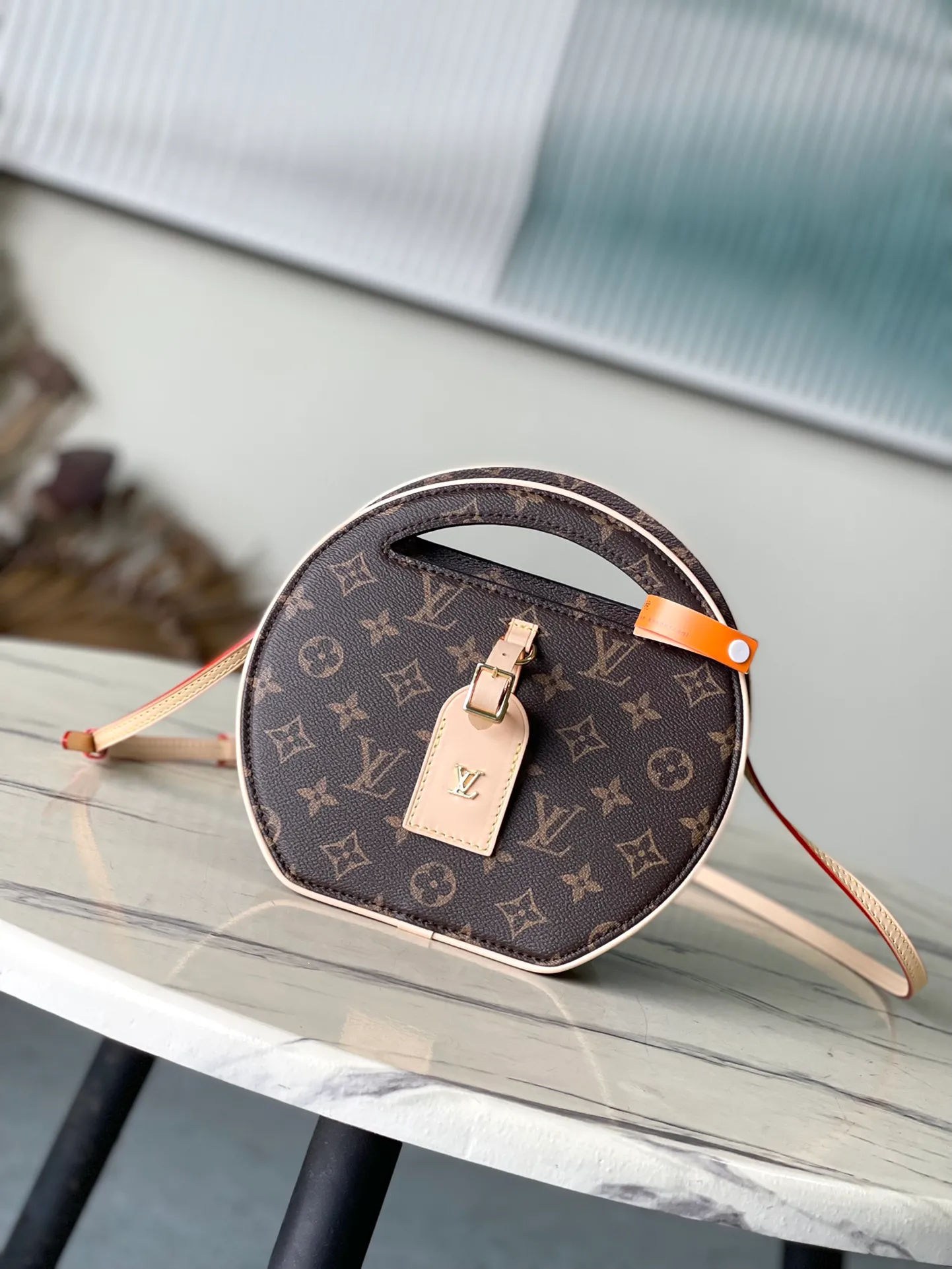 💰940 Top Original Order M47117 This Around Me handbag is made of Monogram coated canvas, interpreting the inspiration of the brand's LV Circle logo. The logo was created in the 1920s and is active in Louis Vuitton stores and advertising. This round handbag debuts on the 2024 spring and summer show. It uses an integrated hand bridge to create a simple and elegant appearance, and its exquisite configuration releases a trendy style. Dimensions: 22.5 × 21 × 7 cm
