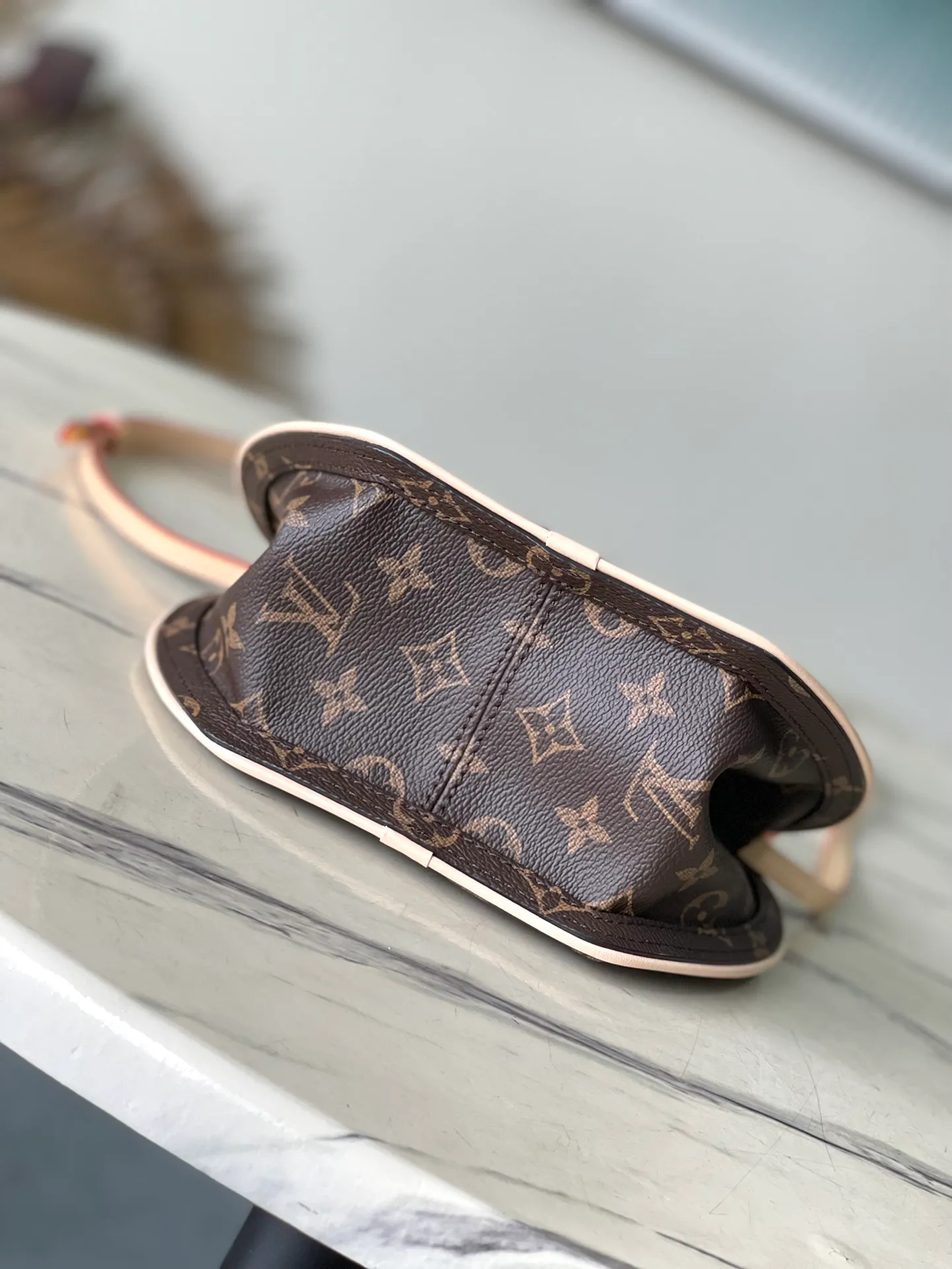 💰940 Top Original Order M47117 This Around Me handbag is made of Monogram coated canvas, interpreting the inspiration of the brand's LV Circle logo. The logo was created in the 1920s and is active in Louis Vuitton stores and advertising. This round handbag debuts on the 2024 spring and summer show. It uses an integrated hand bridge to create a simple and elegant appearance, and its exquisite configuration releases a trendy style. Dimensions: 22.5 × 21 × 7 cm