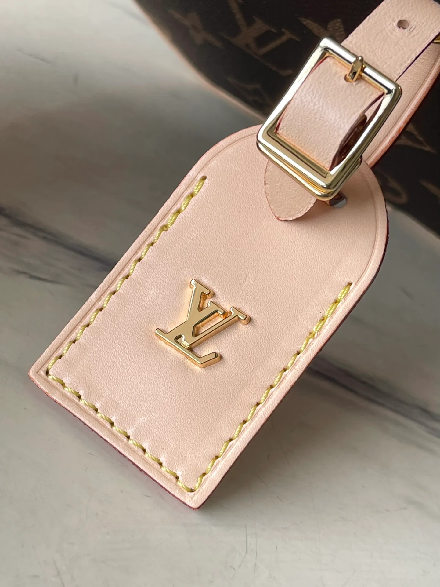 💰940 Top Original Order M47117 This Around Me handbag is made of Monogram coated canvas, interpreting the inspiration of the brand's LV Circle logo. The logo was created in the 1920s and is active in Louis Vuitton stores and advertising. This round handbag debuts on the 2024 spring and summer show. It uses an integrated hand bridge to create a simple and elegant appearance, and its exquisite configuration releases a trendy style. Dimensions: 22.5 × 21 × 7 cm