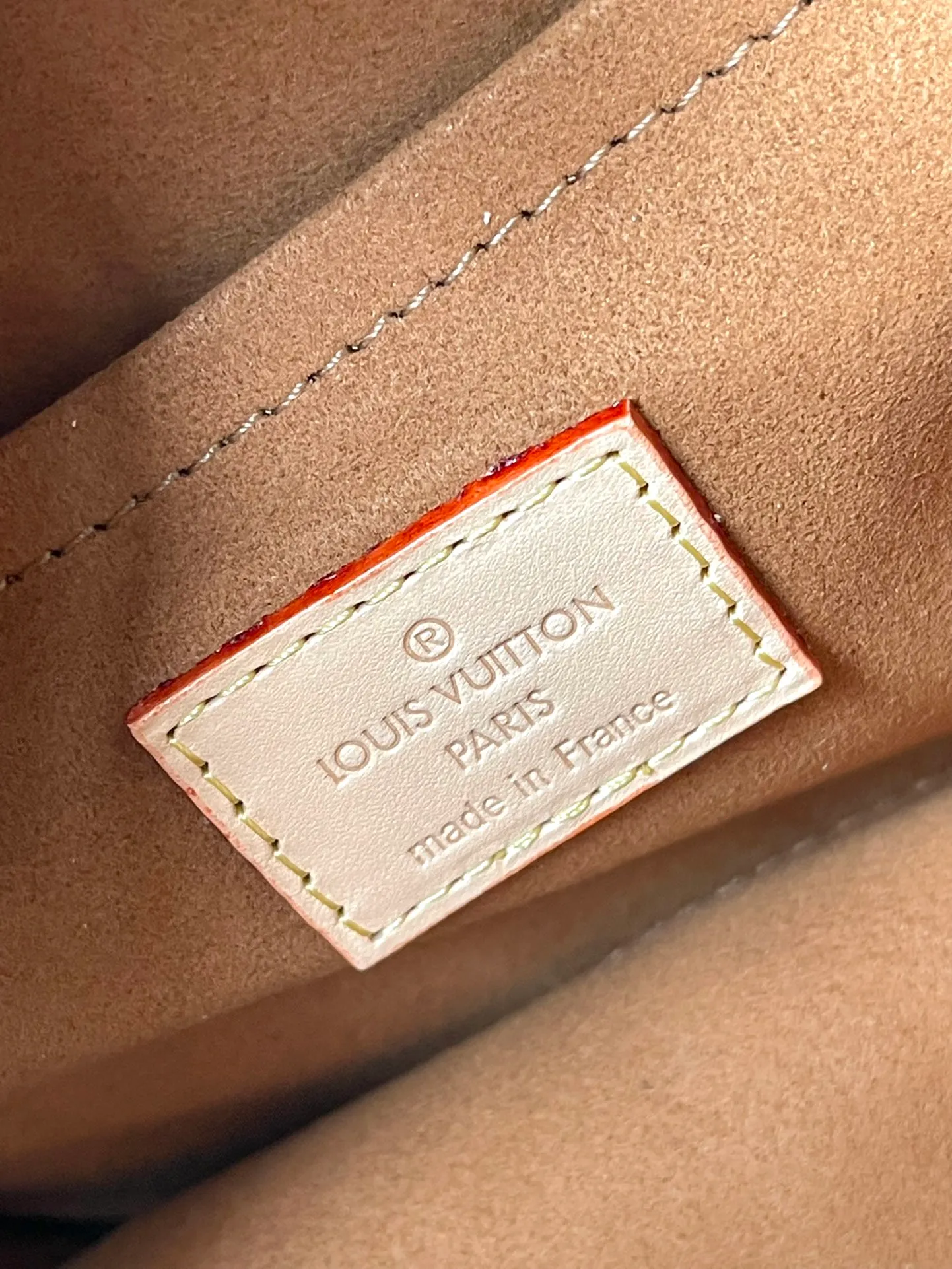 💰940 Top Original Order M47117 This Around Me handbag is made of Monogram coated canvas, interpreting the inspiration of the brand's LV Circle logo. The logo was created in the 1920s and is active in Louis Vuitton stores and advertising. This round handbag debuts on the 2024 spring and summer show. It uses an integrated hand bridge to create a simple and elegant appearance, and its exquisite configuration releases a trendy style. Dimensions: 22.5 × 21 × 7 cm