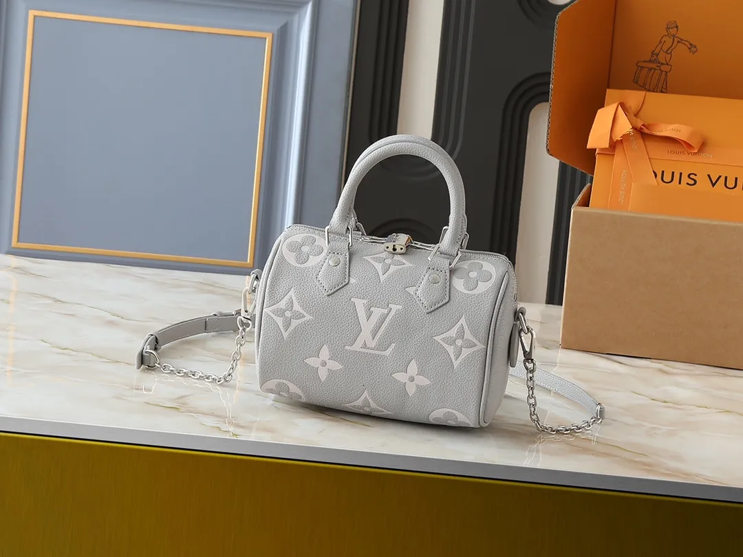 💰240💰Upgraded original version M12713 M58953 M46875 Milk tea color M46883 White with blue M46518 Pink M46517 blue M46575 top original model Speedy Bandoulière 20 handbag from the new Dégradé series, Monogram Empreinte The embossed leather body comes in a variety of colors, adding a pop of color to seasonal outfits. The rolled Toron handle and adjustable shoulder strap allow you to switch between elbow and shoulder straps, making it a perfect companion for urban life and summer parties. 20.5 x 13.5 x 12.0 cm (length x height x width)