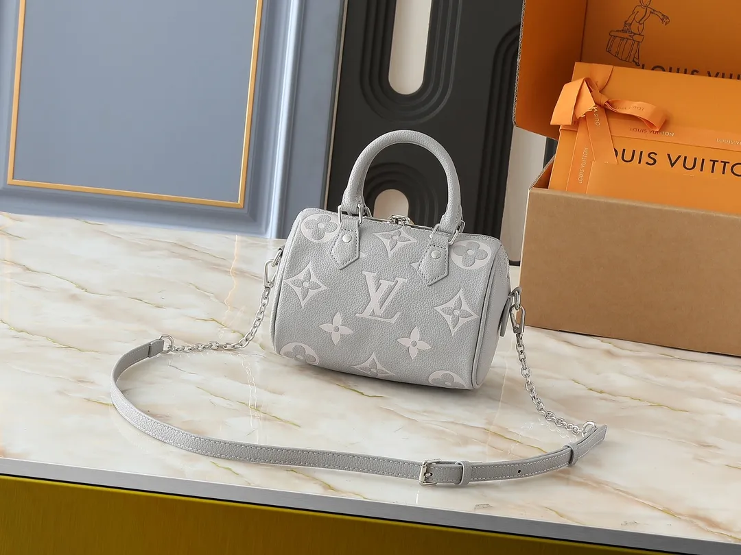 💰240💰Upgraded original version M12713 M58953 M46875 Milk tea color M46883 White with blue M46518 Pink M46517 blue M46575 top original model Speedy Bandoulière 20 handbag from the new Dégradé series, Monogram Empreinte The embossed leather body comes in a variety of colors, adding a pop of color to seasonal outfits. The rolled Toron handle and adjustable shoulder strap allow you to switch between elbow and shoulder straps, making it a perfect companion for urban life and summer parties. 20.5 x 13.5 x 12.0 cm (length x height x width)