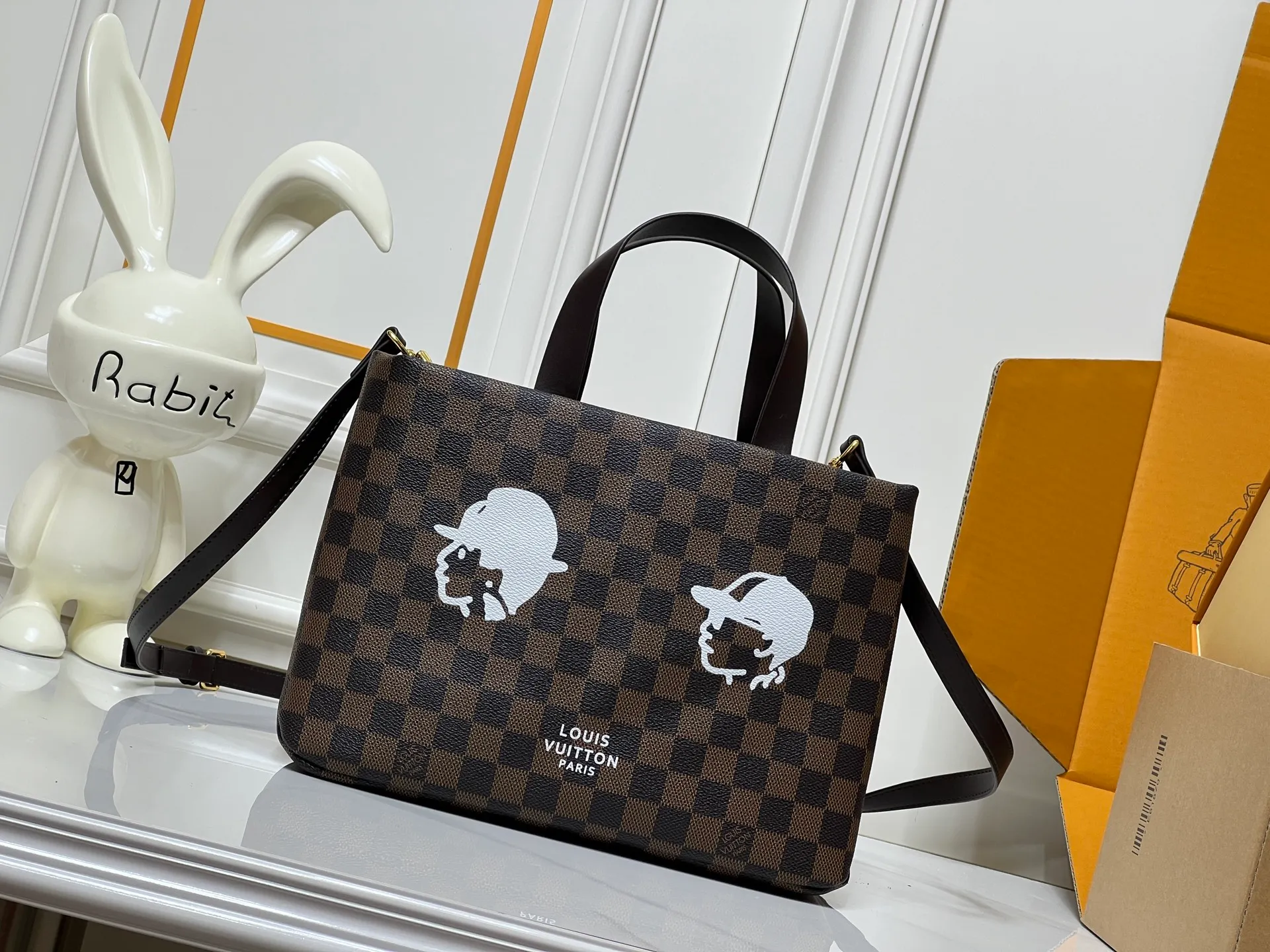Batch 260💰M13940 Brown Grain Gradient Pink Gradient Blue Khaki Colored Plaid Black Plaid Presbyopia Orange Black Green Pink PHARREL and NIGO collection’s joint series Top original order This Shopper medium handbag draws inspiration from Louis Vuitton shopping bags, with the words Louis Vuitton and Maison Fondée En 1854 written on soft cow leather, with top handles and detachable shoulder straps. 25x19x11 • Cow leather • Cow leather trim • Textile lining • Metal hardware • Musketon closure • Main compartment • Zip pocket • Double patch pockets • Handles: Double handle