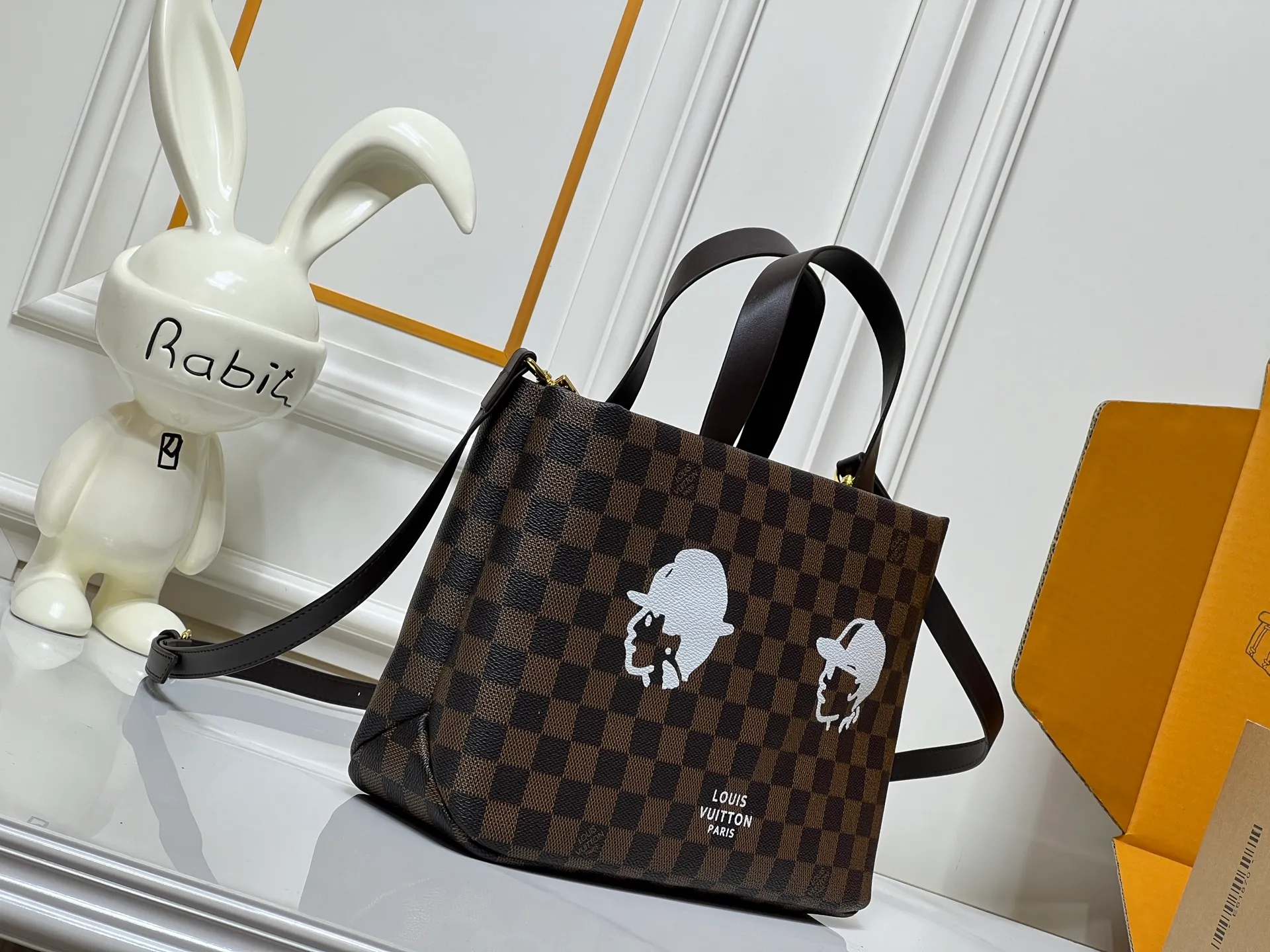 Batch 260💰M13940 Brown Grain Gradient Pink Gradient Blue Khaki Colored Plaid Black Plaid Presbyopia Orange Black Green Pink PHARREL and NIGO collection’s joint series Top original order This Shopper medium handbag draws inspiration from Louis Vuitton shopping bags, with the words Louis Vuitton and Maison Fondée En 1854 written on soft cow leather, with top handles and detachable shoulder straps. 25x19x11 • Cow leather • Cow leather trim • Textile lining • Metal hardware • Musketon closure • Main compartment • Zip pocket • Double patch pockets • Handles: Double handle