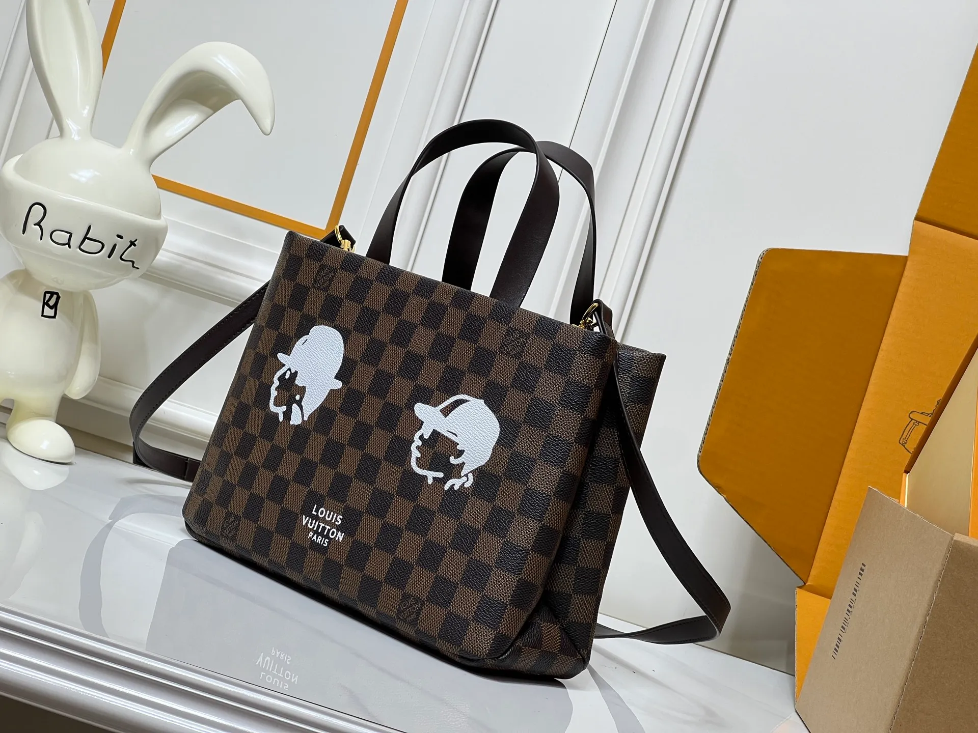Batch 260💰M13940 Brown Grain Gradient Pink Gradient Blue Khaki Colored Plaid Black Plaid Presbyopia Orange Black Green Pink PHARREL and NIGO collection’s joint series Top original order This Shopper medium handbag draws inspiration from Louis Vuitton shopping bags, with the words Louis Vuitton and Maison Fondée En 1854 written on soft cow leather, with top handles and detachable shoulder straps. 25x19x11 • Cow leather • Cow leather trim • Textile lining • Metal hardware • Musketon closure • Main compartment • Zip pocket • Double patch pockets • Handles: Double handle
