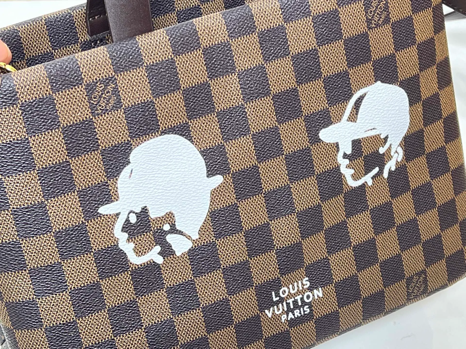 Batch 260💰M13940 Brown Grain Gradient Pink Gradient Blue Khaki Colored Plaid Black Plaid Presbyopia Orange Black Green Pink PHARREL and NIGO collection’s joint series Top original order This Shopper medium handbag draws inspiration from Louis Vuitton shopping bags, with the words Louis Vuitton and Maison Fondée En 1854 written on soft cow leather, with top handles and detachable shoulder straps. 25x19x11 • Cow leather • Cow leather trim • Textile lining • Metal hardware • Musketon closure • Main compartment • Zip pocket • Double patch pockets • Handles: Double handle