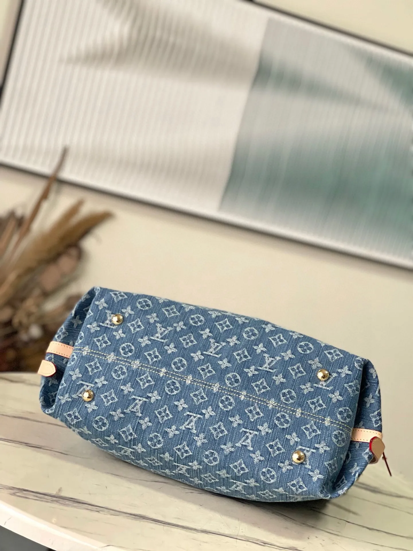 💰1240 Top Original M46855 Blue (denim) launches a new CarryAll medium handbag, with Monogram canvas and leather trimming to create a body-fitting design. There's a zipped pocket inside the ample space, and a detachable zipped clutch adds a functional element, with a buckle-adjustable handle. Dimensions: 39 x 30 x 15 cm