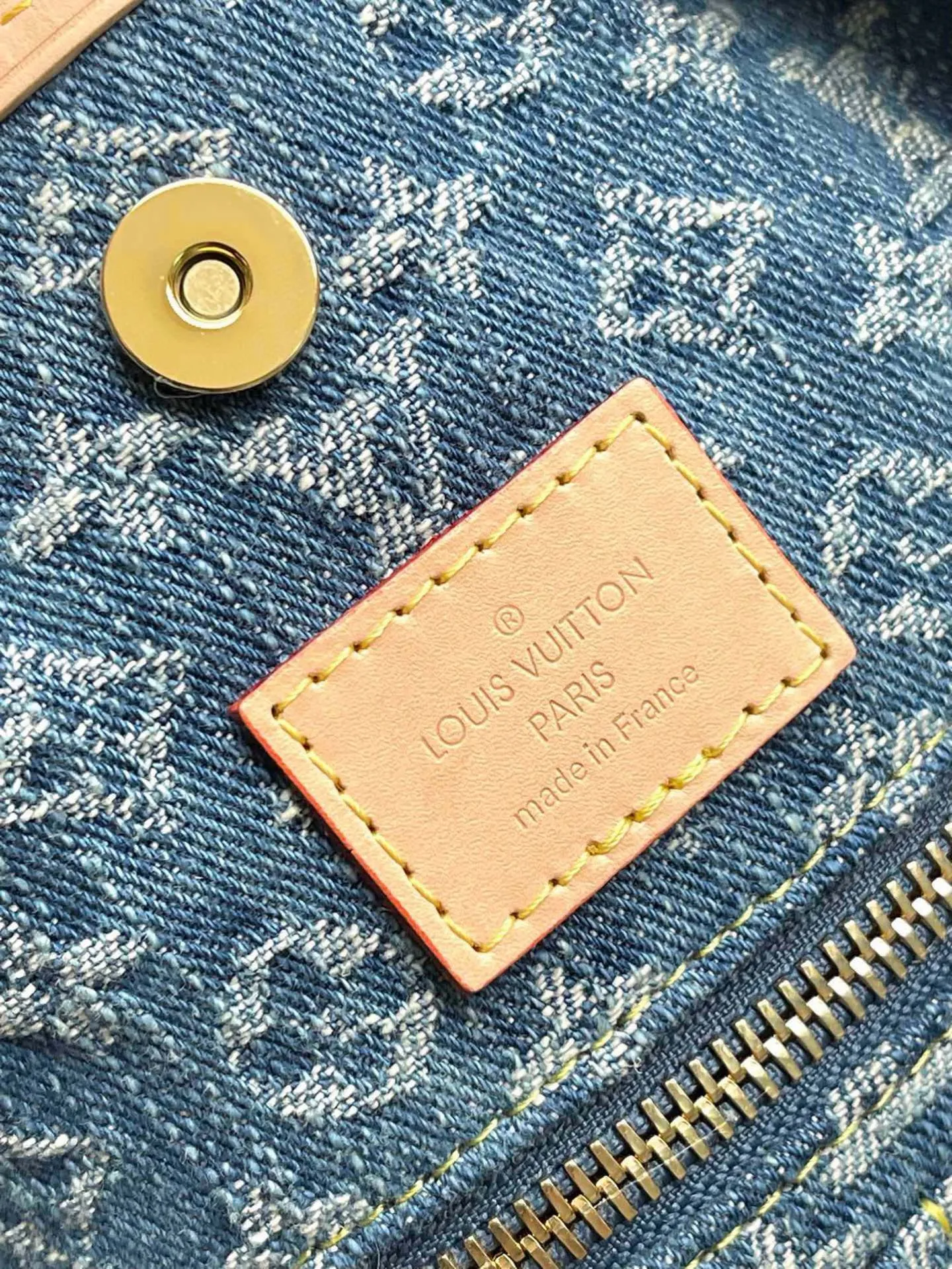 💰1240 Top Original M46855 Blue (denim) launches a new CarryAll medium handbag, with Monogram canvas and leather trimming to create a body-fitting design. There's a zipped pocket inside the ample space, and a detachable zipped clutch adds a functional element, with a buckle-adjustable handle. Dimensions: 39 x 30 x 15 cm