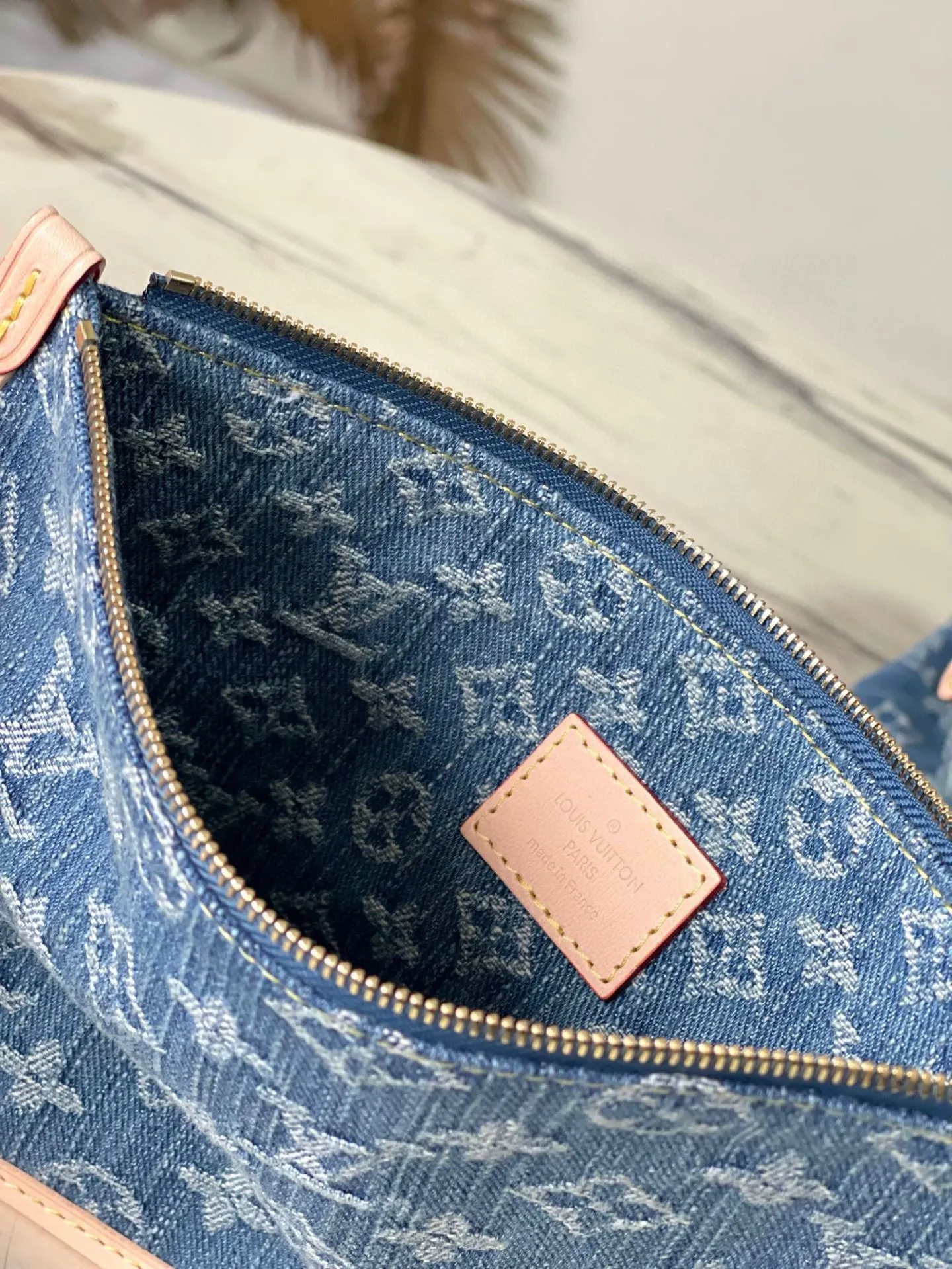💰1240 Top Original M46855 Blue (denim) launches a new CarryAll medium handbag, with Monogram canvas and leather trimming to create a body-fitting design. There's a zipped pocket inside the ample space, and a detachable zipped clutch adds a functional element, with a buckle-adjustable handle. Dimensions: 39 x 30 x 15 cm
