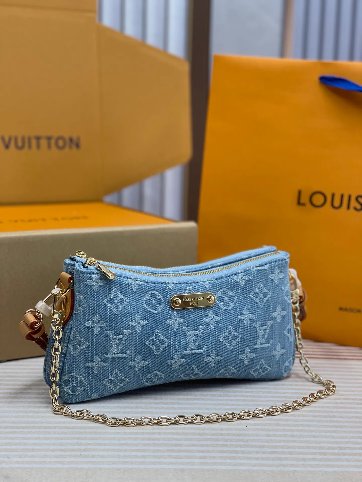 [Upgraded version] P 460💰🌺Upgraded version. High-quality semi-steel hardware with a full set of packaging model M83008🔥The new denim denim series Liv Pochette adopts Monogram design and can be worn closely under the arm. It comes with a removable gold tone chain and a removable, adjustable double shoulder strap in Louis Vuitton's signature natural cowhide leather. This stylish piece features a secure double zip and is finished with gold-tone engraved panels. 24.5 × 13 × 6.5cm