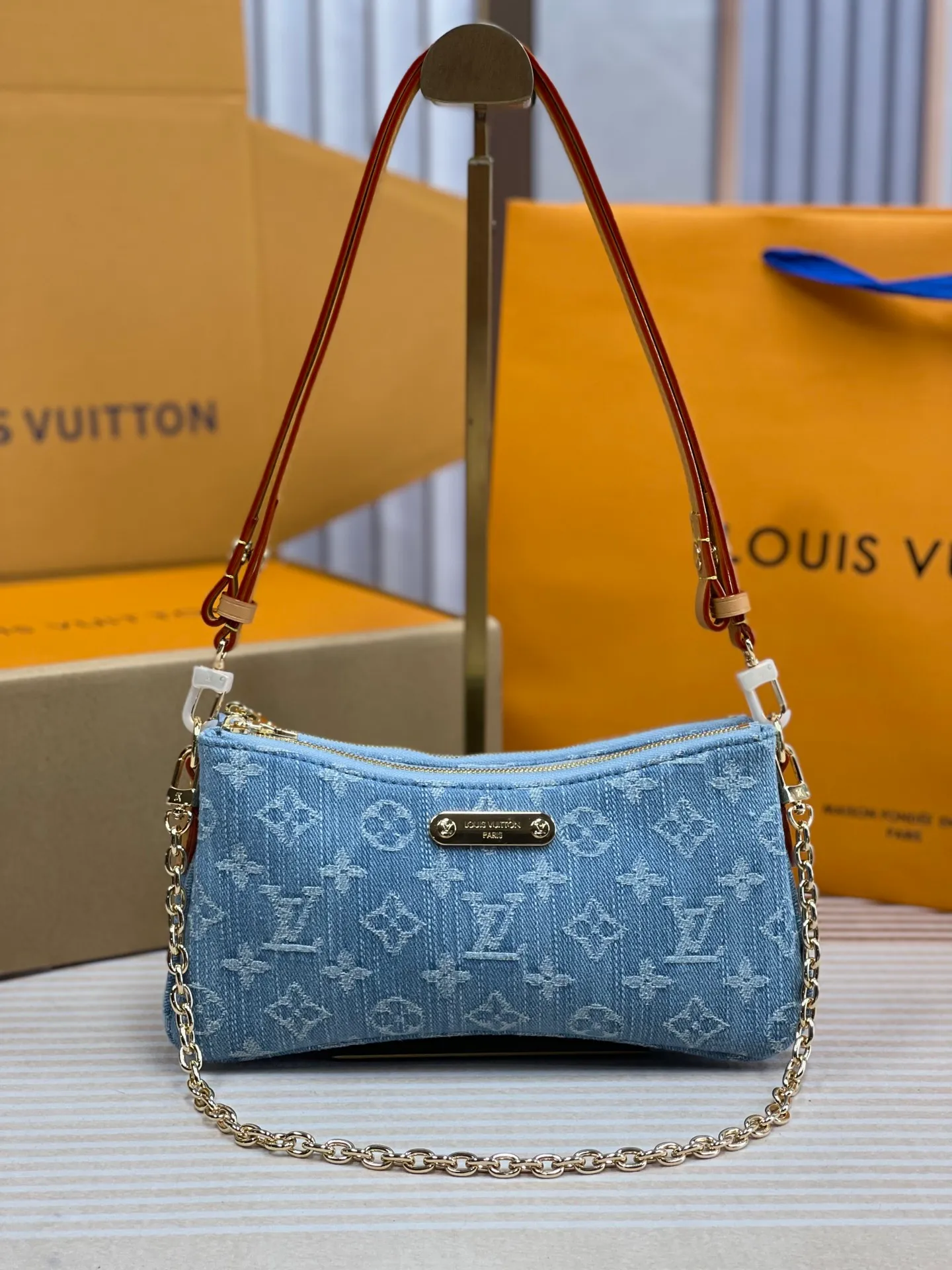 [Upgraded version] P 460💰🌺Upgraded version. High-quality semi-steel hardware with a full set of packaging model M83008🔥The new denim denim series Liv Pochette adopts Monogram design and can be worn closely under the arm. It comes with a removable gold tone chain and a removable, adjustable double shoulder strap in Louis Vuitton's signature natural cowhide leather. This stylish piece features a secure double zip and is finished with gold-tone engraved panels. 24.5 × 13 × 6.5cm