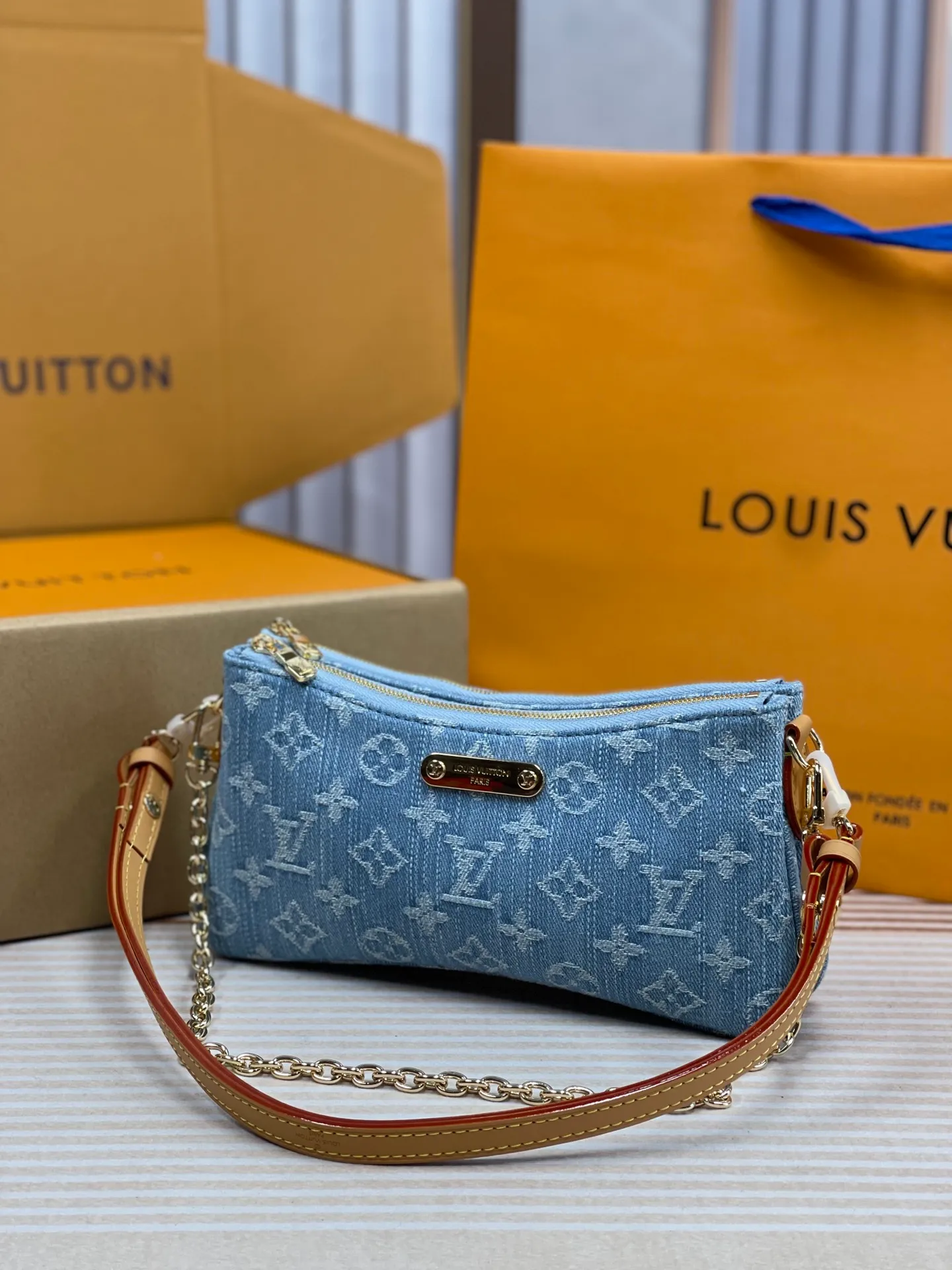 [Upgraded version] P 460💰🌺Upgraded version. High-quality semi-steel hardware with a full set of packaging model M83008🔥The new denim denim series Liv Pochette adopts Monogram design and can be worn closely under the arm. It comes with a removable gold tone chain and a removable, adjustable double shoulder strap in Louis Vuitton's signature natural cowhide leather. This stylish piece features a secure double zip and is finished with gold-tone engraved panels. 24.5 × 13 × 6.5cm