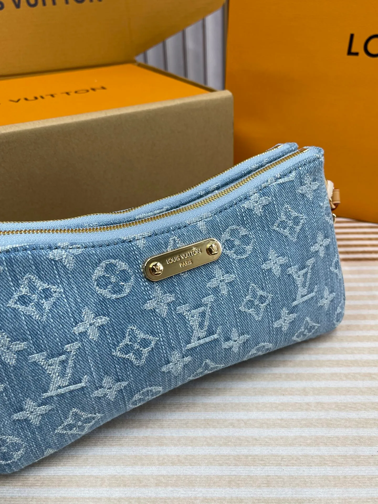 [Upgraded version] P 460💰🌺Upgraded version. High-quality semi-steel hardware with a full set of packaging model M83008🔥The new denim denim series Liv Pochette adopts Monogram design and can be worn closely under the arm. It comes with a removable gold tone chain and a removable, adjustable double shoulder strap in Louis Vuitton's signature natural cowhide leather. This stylish piece features a secure double zip and is finished with gold-tone engraved panels. 24.5 × 13 × 6.5cm