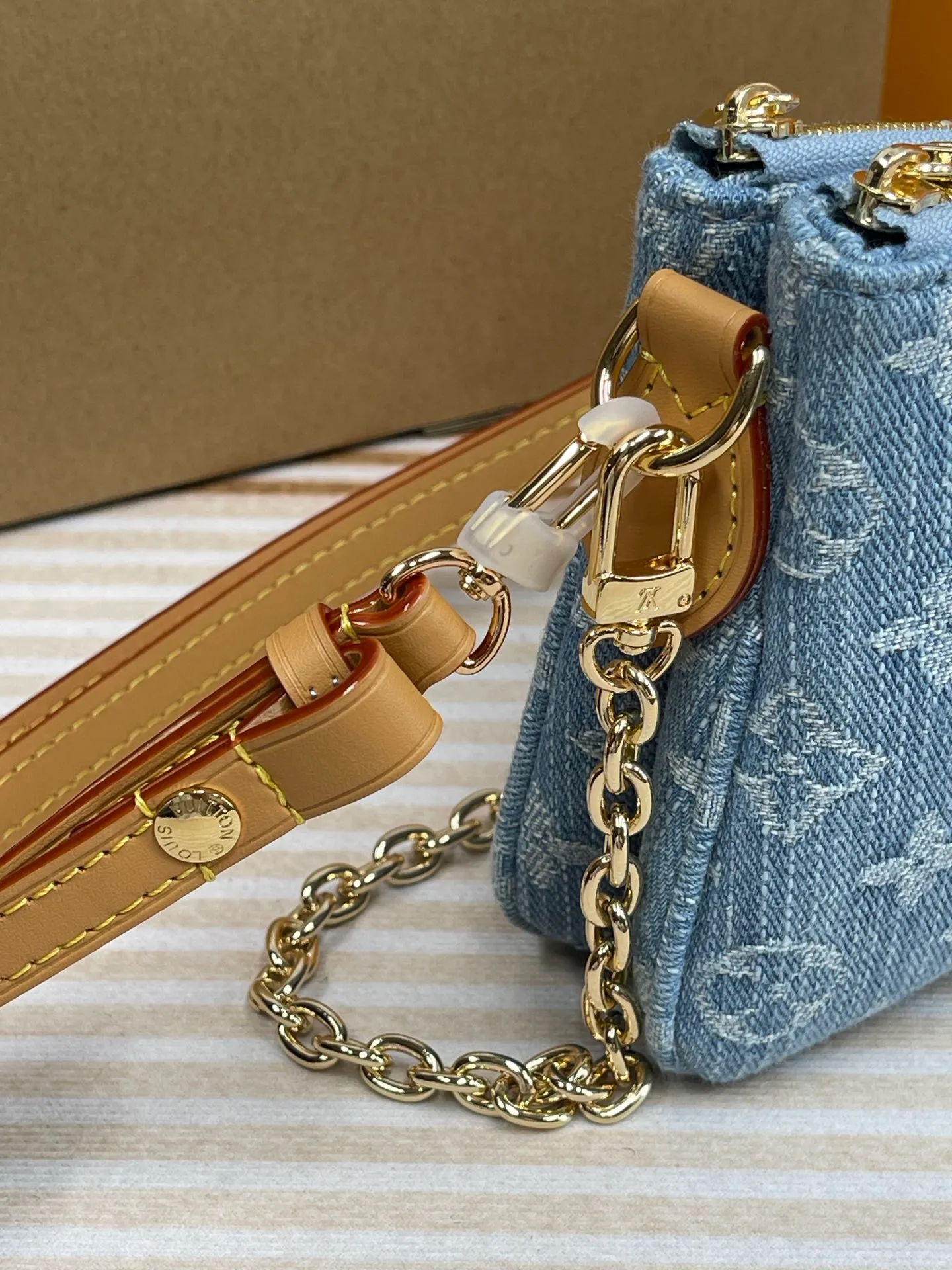 [Upgraded version] P 460💰🌺Upgraded version. High-quality semi-steel hardware with a full set of packaging model M83008🔥The new denim denim series Liv Pochette adopts Monogram design and can be worn closely under the arm. It comes with a removable gold tone chain and a removable, adjustable double shoulder strap in Louis Vuitton's signature natural cowhide leather. This stylish piece features a secure double zip and is finished with gold-tone engraved panels. 24.5 × 13 × 6.5cm