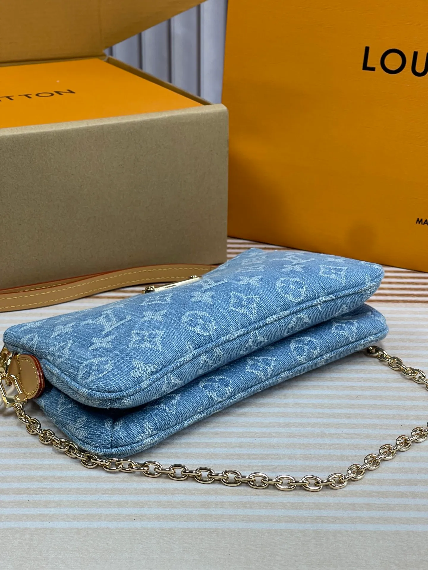 [Upgraded version] P 460💰🌺Upgraded version. High-quality semi-steel hardware with a full set of packaging model M83008🔥The new denim denim series Liv Pochette adopts Monogram design and can be worn closely under the arm. It comes with a removable gold tone chain and a removable, adjustable double shoulder strap in Louis Vuitton's signature natural cowhide leather. This stylish piece features a secure double zip and is finished with gold-tone engraved panels. 24.5 × 13 × 6.5cm