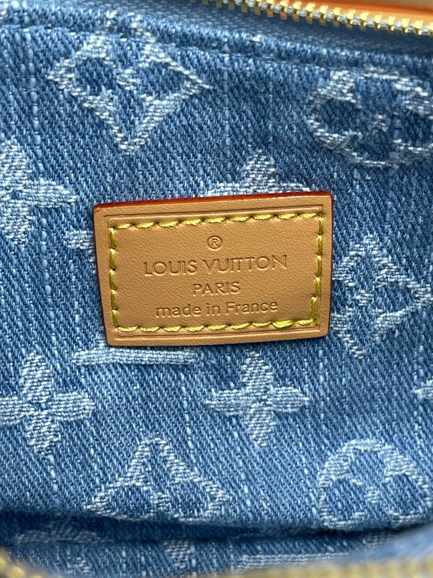 [Upgraded version] P 460💰🌺Upgraded version. High-quality semi-steel hardware with a full set of packaging model M83008🔥The new denim denim series Liv Pochette adopts Monogram design and can be worn closely under the arm. It comes with a removable gold tone chain and a removable, adjustable double shoulder strap in Louis Vuitton's signature natural cowhide leather. This stylish piece features a secure double zip and is finished with gold-tone engraved panels. 24.5 × 13 × 6.5cm