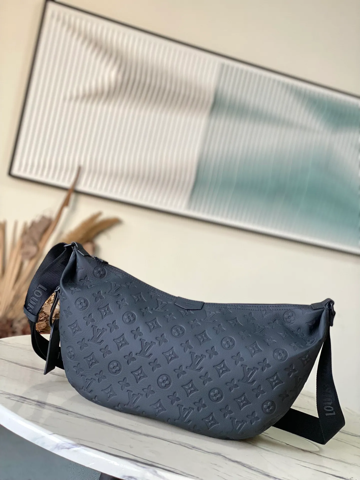 💰1060 (top layer leather) top quality original M12850 This Hobo Hamac handbag is made of soft Monogram Shadow embossed cow leather, creating a handsome shape that fits the body. Double zippers provide easy access to items, and the adjustable EpiXL leather shoulder strap allows for comfortable carrying. Dimensions: 39 × 19 × 10 cm