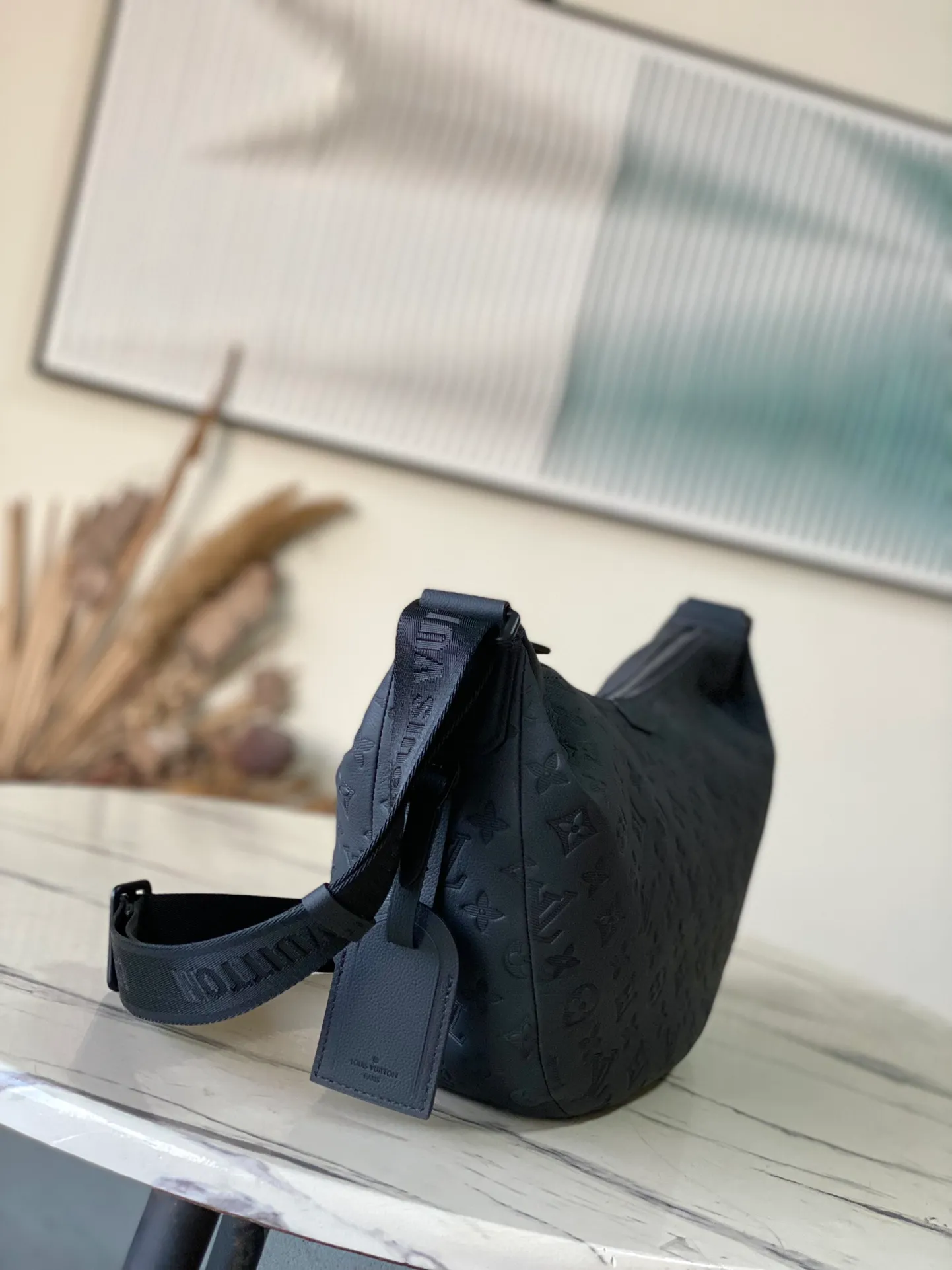 💰1060 (top layer leather) top quality original M12850 This Hobo Hamac handbag is made of soft Monogram Shadow embossed cow leather, creating a handsome shape that fits the body. Double zippers provide easy access to items, and the adjustable EpiXL leather shoulder strap allows for comfortable carrying. Dimensions: 39 × 19 × 10 cm