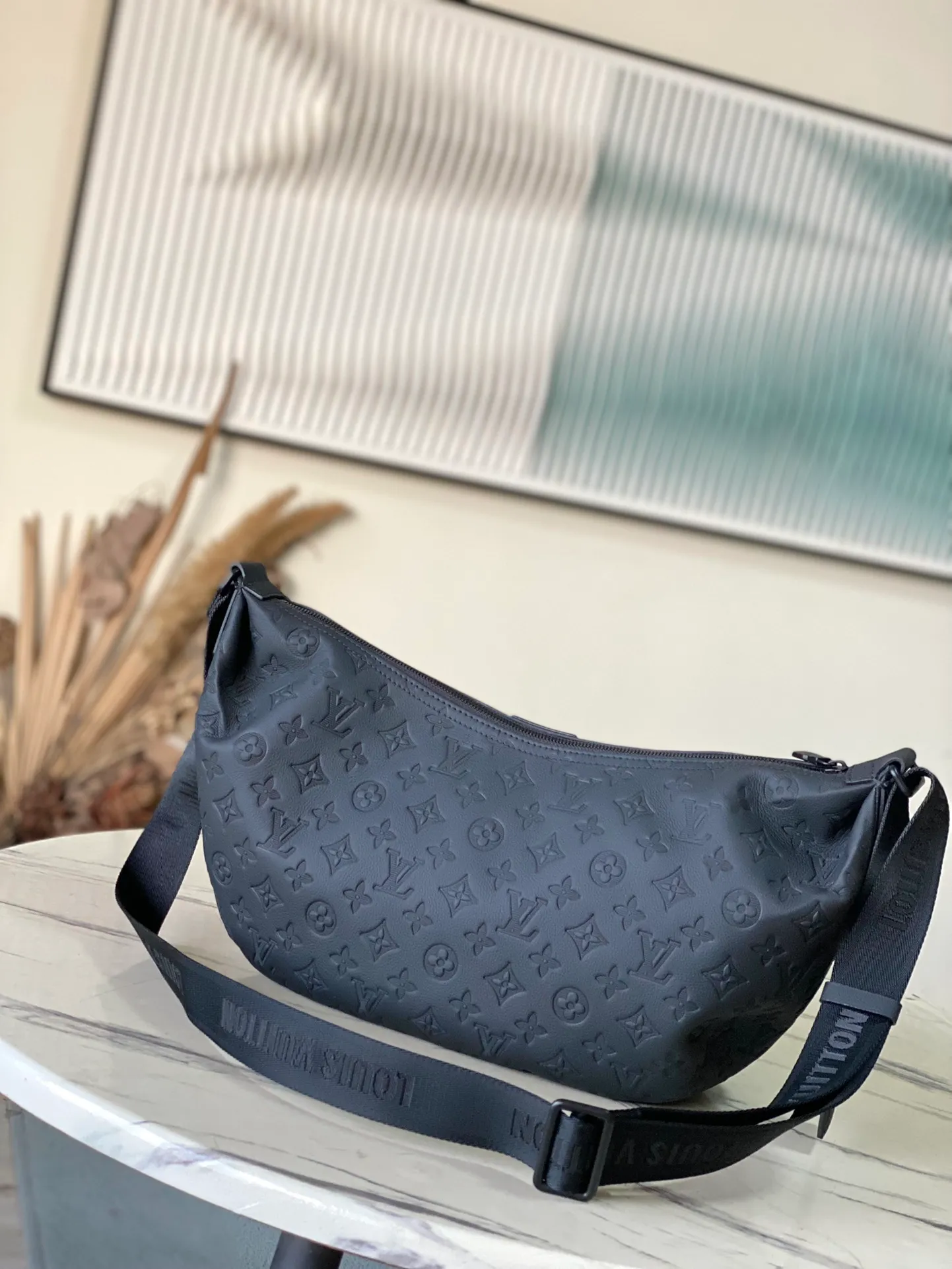 💰1060 (top layer leather) top quality original M12850 This Hobo Hamac handbag is made of soft Monogram Shadow embossed cow leather, creating a handsome shape that fits the body. Double zippers provide easy access to items, and the adjustable EpiXL leather shoulder strap allows for comfortable carrying. Dimensions: 39 × 19 × 10 cm