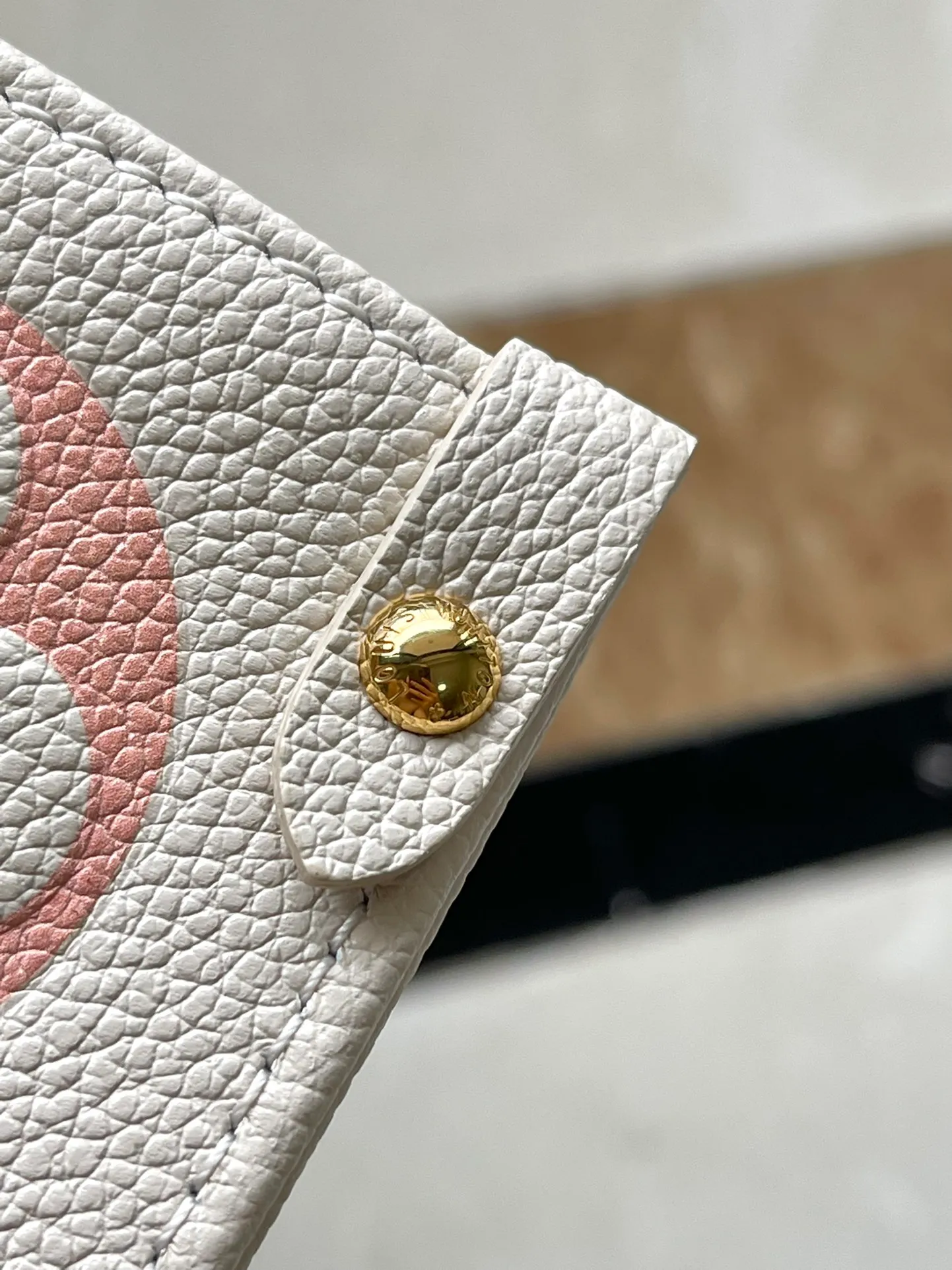 💰1120 (top layer leather) top original order M21575. Support counter inspection. Photos taken of duty-free goods are consistent with the product without unpacking. This product is an exclusive duty-free product in the market and is the highest-end product. Inspection is supported. This product has passed strict inspection and is flawless. Please wear gloves when touching the product. This product is not returnable or exchangeable. Please confirm the product first and then remove the label on the handle. This product is temporarily not open to the public, only regular customers, and is in short supply. Dimensions: 35 x 27 x 14 cm