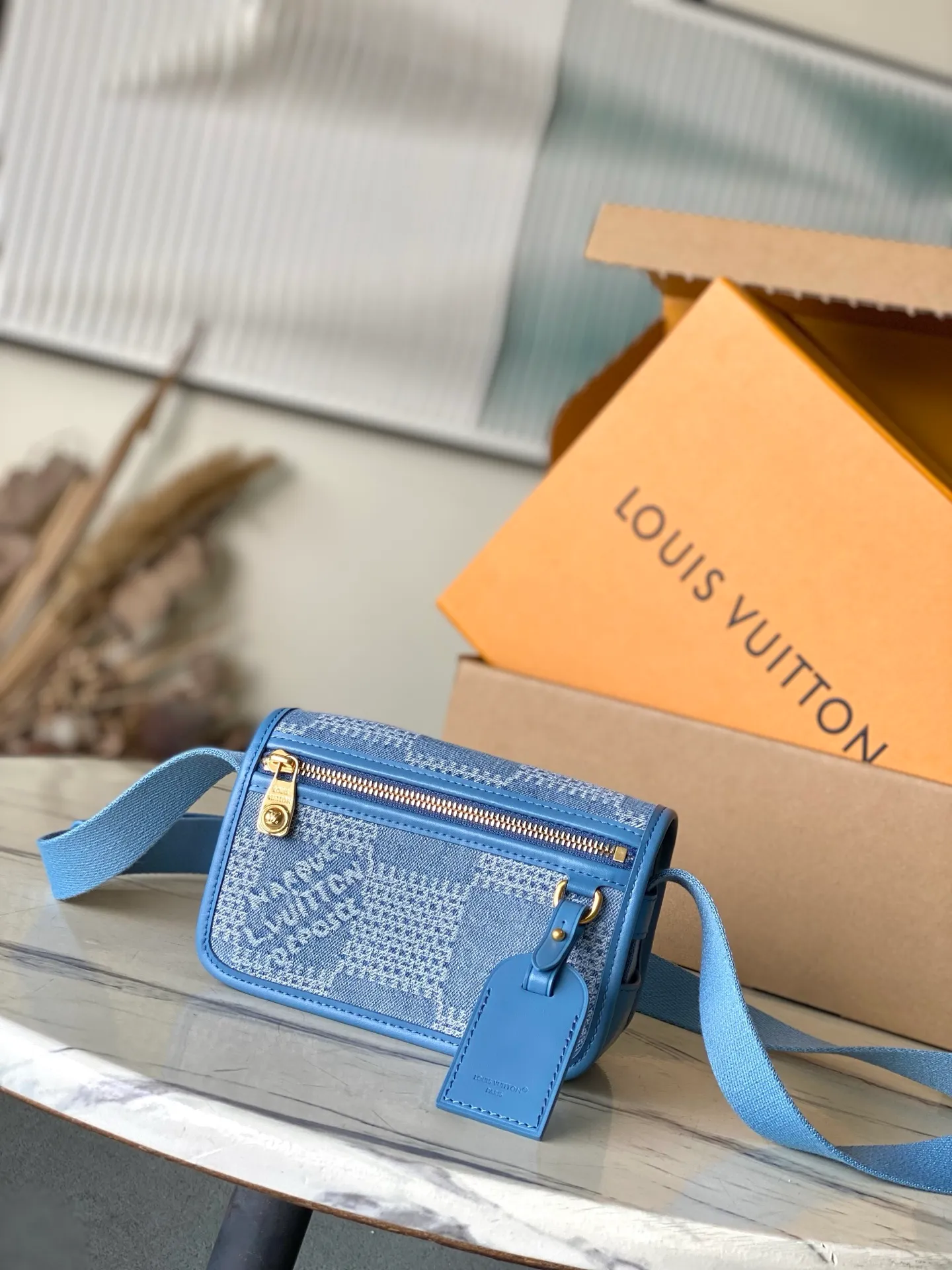 💰820 Top original order N00210 This Bosphore mini handbag is made of Damier Denim3D cotton canvas and uses large plaid to release urban trend style. The cow leather trim is paired with a detachable name tag, and the metallic beaded zipper pull once again demonstrates Pharroll Williams' unremitting pursuit of exquisite details. Adjustable shoulder strap allows for cross-body or shoulder wear. Dimensions: 19 × 12 × 7 cm
