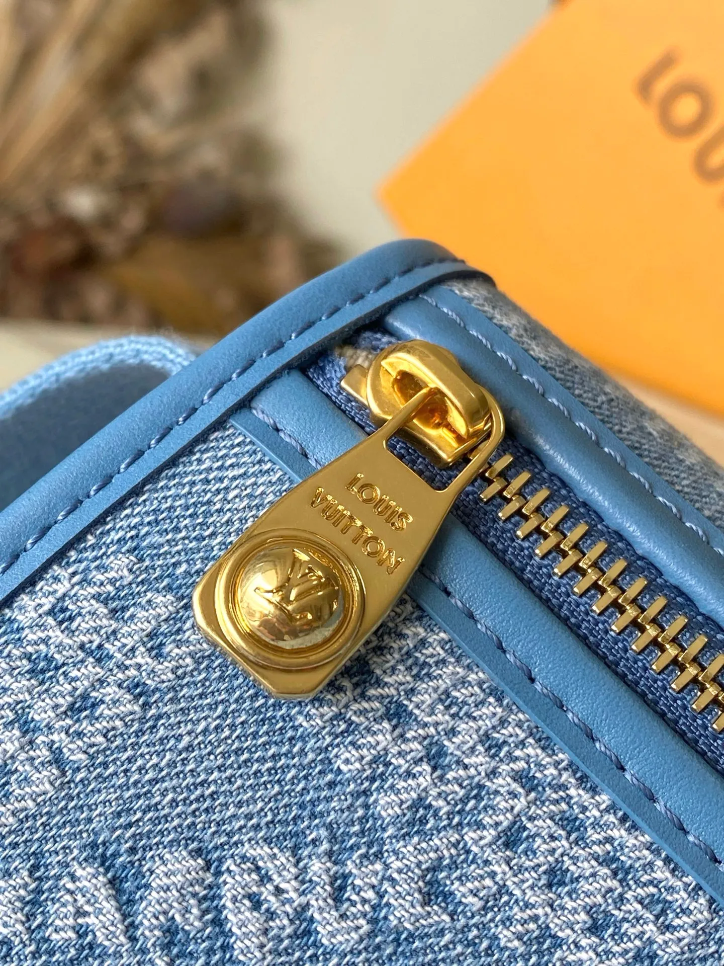 💰820 Top original order N00210 This Bosphore mini handbag is made of Damier Denim3D cotton canvas and uses large plaid to release urban trend style. The cow leather trim is paired with a detachable name tag, and the metallic beaded zipper pull once again demonstrates Pharroll Williams' unremitting pursuit of exquisite details. Adjustable shoulder strap allows for cross-body or shoulder wear. Dimensions: 19 × 12 × 7 cm