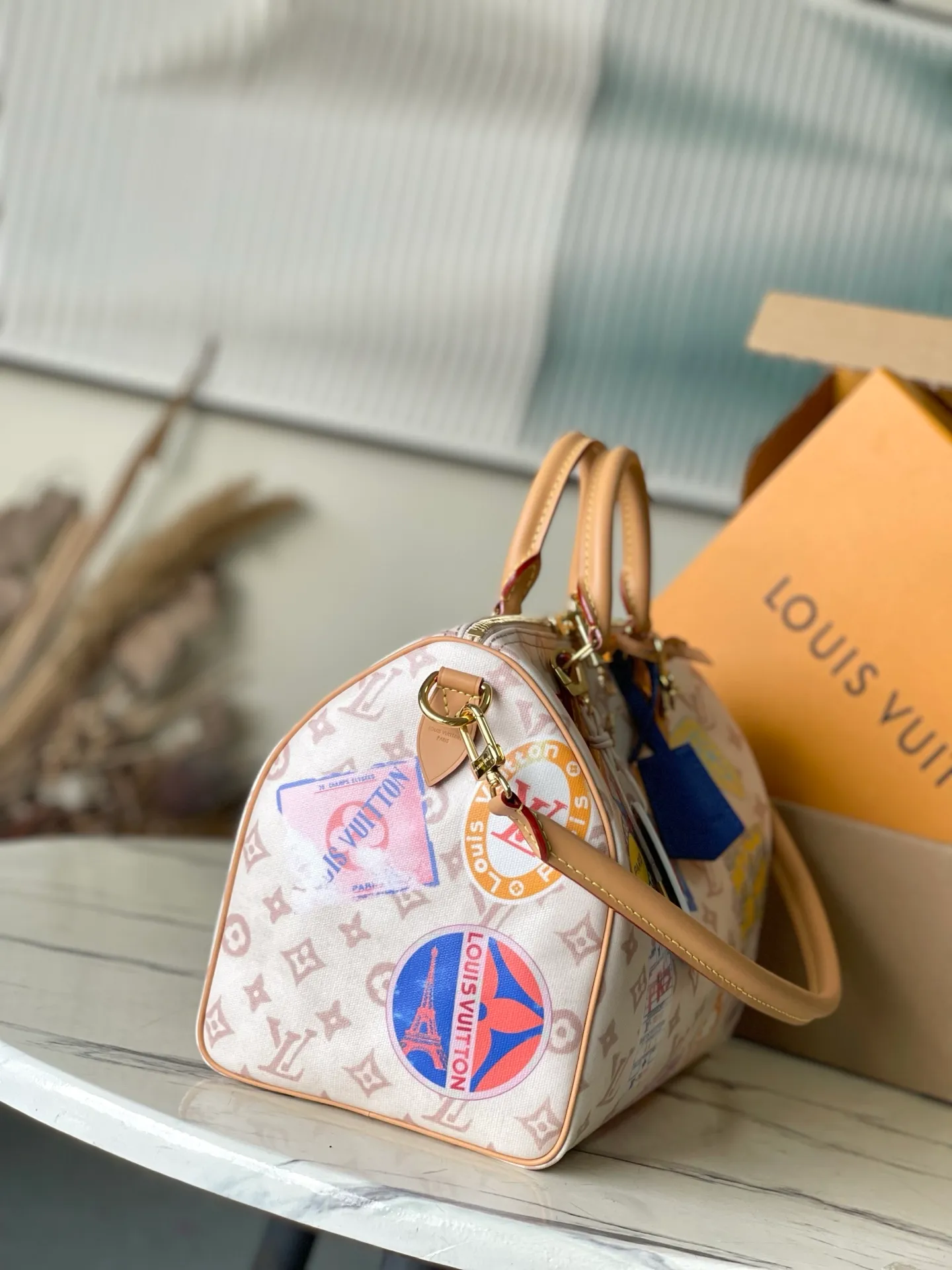 💰980 Top Original Order M14587 This Speedy Soft 30 handbag uses retro brushwork to interpret the Monogram Dune elements, with aircraft-shaped decoration and collage effect labels, paying tribute to the design of the Gaston Louis Vuitton collection series. The long handle makes it easy to carry on the shoulder, making it a great travel companion. Dimensions: 30 × 21 × 17 cm
