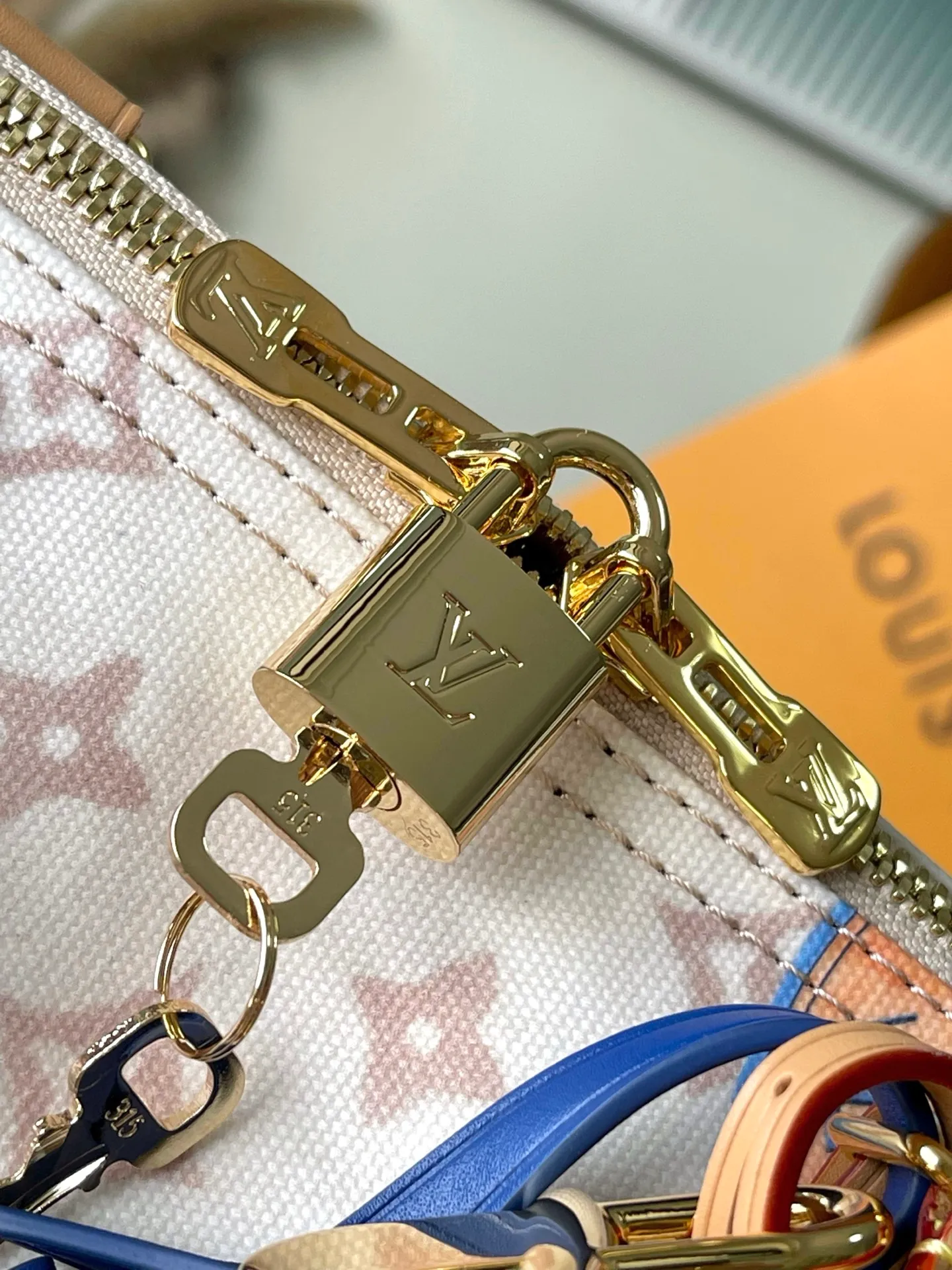 💰980 Top Original Order M14587 This Speedy Soft 30 handbag uses retro brushwork to interpret the Monogram Dune elements, with aircraft-shaped decoration and collage effect labels, paying tribute to the design of the Gaston Louis Vuitton collection series. The long handle makes it easy to carry on the shoulder, making it a great travel companion. Dimensions: 30 × 21 × 17 cm