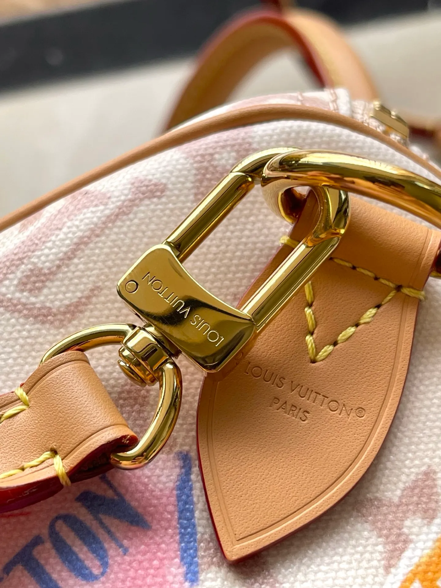 💰980 Top Original Order M14587 This Speedy Soft 30 handbag uses retro brushwork to interpret the Monogram Dune elements, with aircraft-shaped decoration and collage effect labels, paying tribute to the design of the Gaston Louis Vuitton collection series. The long handle makes it easy to carry on the shoulder, making it a great travel companion. Dimensions: 30 × 21 × 17 cm