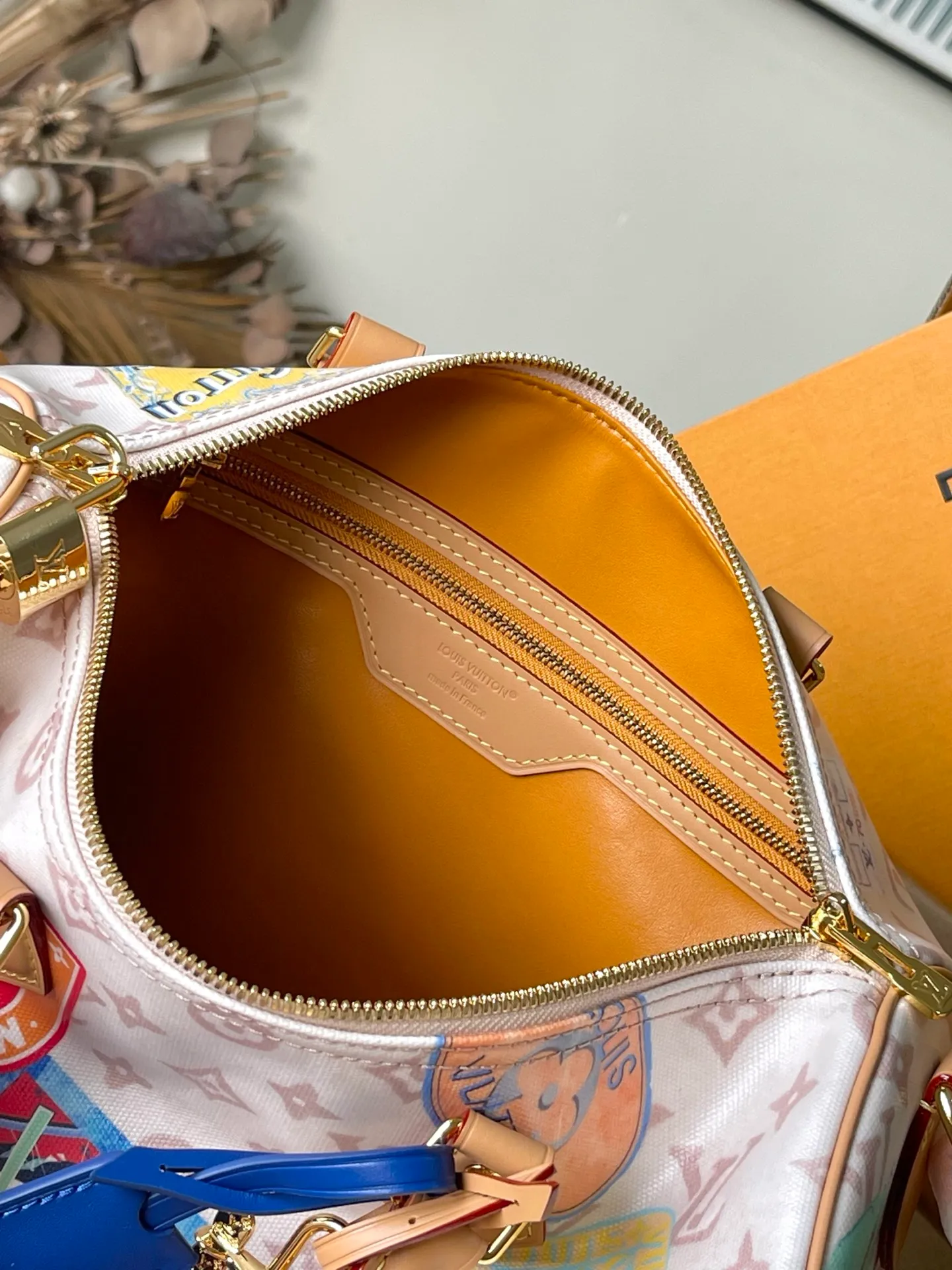 💰980 Top Original Order M14587 This Speedy Soft 30 handbag uses retro brushwork to interpret the Monogram Dune elements, with aircraft-shaped decoration and collage effect labels, paying tribute to the design of the Gaston Louis Vuitton collection series. The long handle makes it easy to carry on the shoulder, making it a great travel companion. Dimensions: 30 × 21 × 17 cm