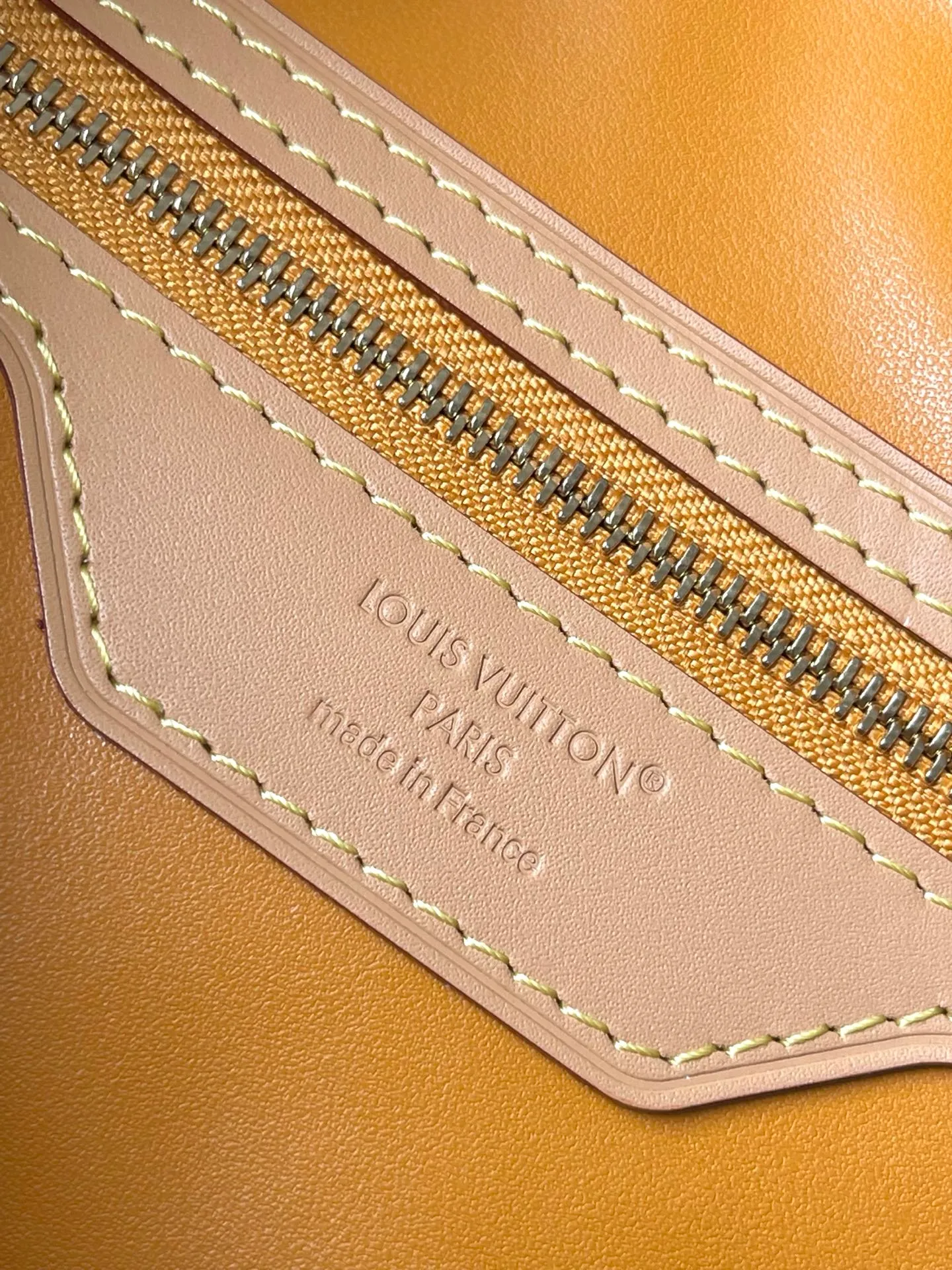 💰980 Top Original Order M14587 This Speedy Soft 30 handbag uses retro brushwork to interpret the Monogram Dune elements, with aircraft-shaped decoration and collage effect labels, paying tribute to the design of the Gaston Louis Vuitton collection series. The long handle makes it easy to carry on the shoulder, making it a great travel companion. Dimensions: 30 × 21 × 17 cm