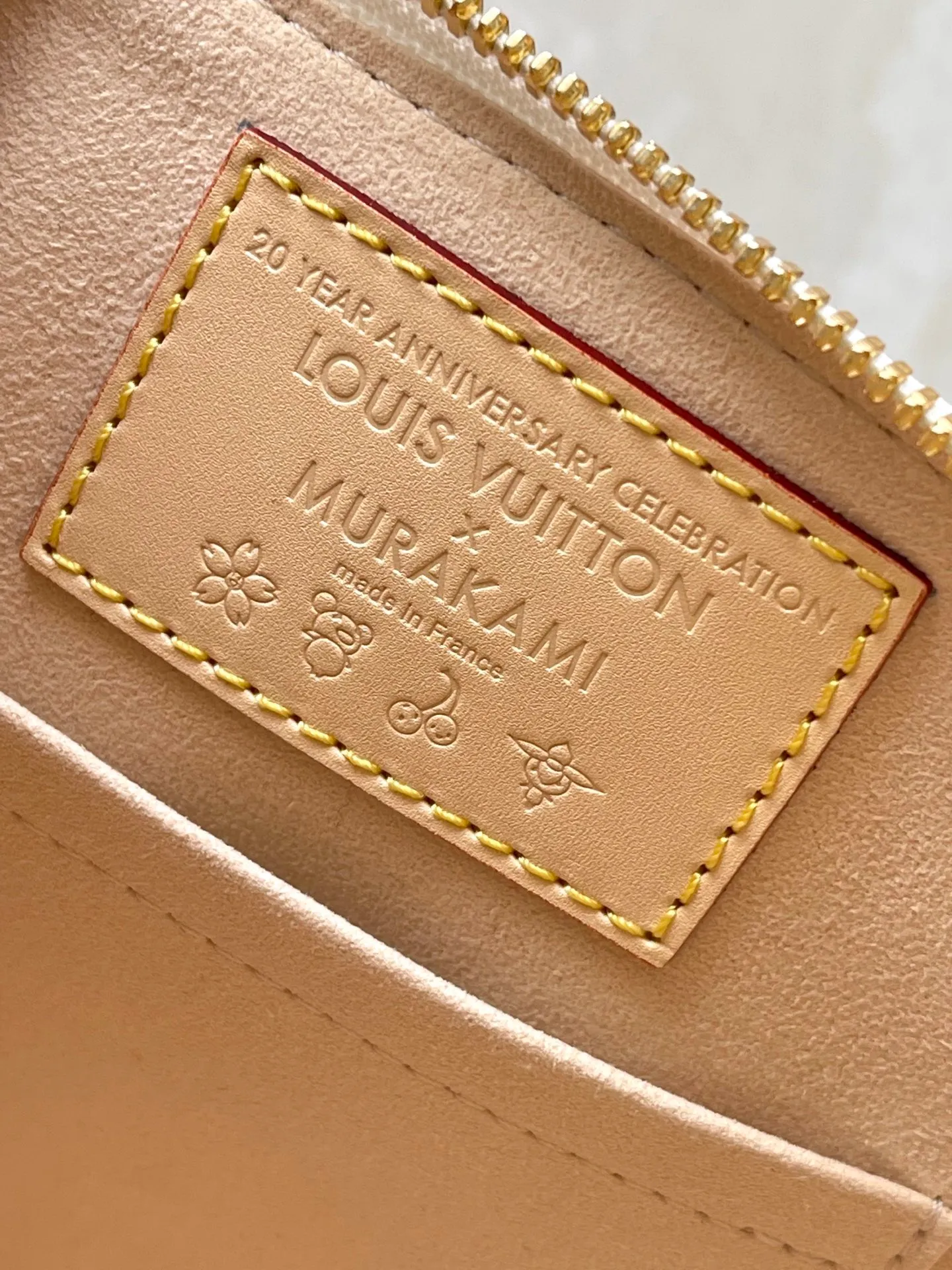 💰1080 Top original order M13078 This AmaBB handbag is filled with the joyful style of the Louis Vuitton x Murakami collaboration series, cleverly recalling the Art Deco style design of the 1930s. Monogram coated canvas is dyed in Murakami’s playful tones, and classic cow leather elements are incorporated into the Toron handle, bag base, detachable shoulder strap and LVxTM key bag. Dimensions: 23.5 × 17.5 × 11.5 cm