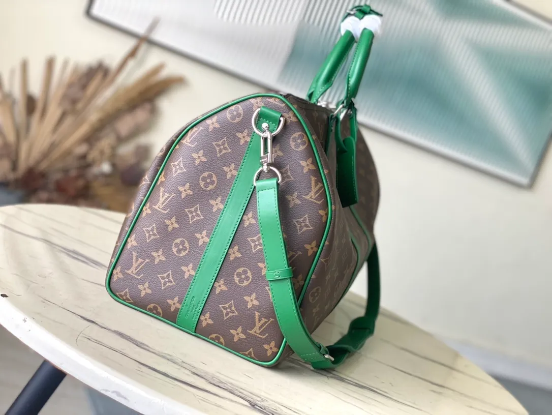 💰1060 Top Original M46774 This Keepall Bandouliere50 travel bag is made of Monogram Macassar canvas for the side straps. The name brand, fabric inner village and top leather handle are simultaneously dyed with bright colors. The size of your carry-on luggage hides plenty of space. Dimensions: 50 × 29 × 23 cm