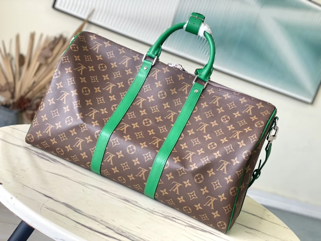 💰1060 Top Original M46774 This Keepall Bandouliere50 travel bag is made of Monogram Macassar canvas for the side straps. The name brand, fabric inner village and top leather handle are simultaneously dyed with bright colors. The size of your carry-on luggage hides plenty of space. Dimensions: 50 × 29 × 23 cm
