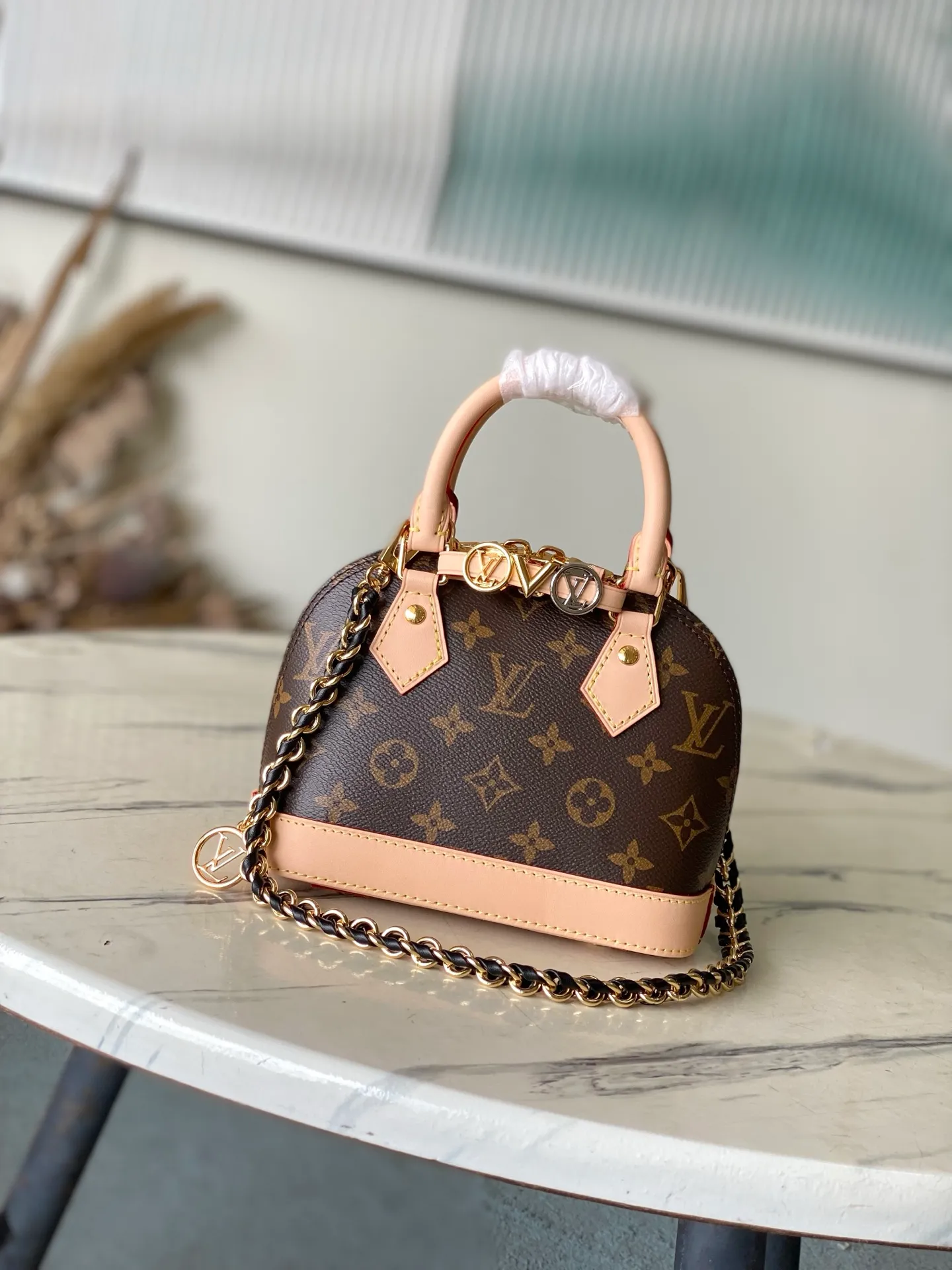 💰1060 Top Original M14339 Presbyopia LV&I series introduces this customizable kit, featuring the iconic Alma in an exclusive mini size. Designed to create a personalized handbag that is unique to the wearer, there are seven styles to choose from, available in a range of colors and finishes. Next, choose a strap or chain before choosing add-ons like a mirrored name tag or a functional hair clip. Finally, three sliding charms are included, ranging from the iconic padlock to the colorful Vivienne mascot. Dimensions: 15x19.5x10 cm (LxHxW)