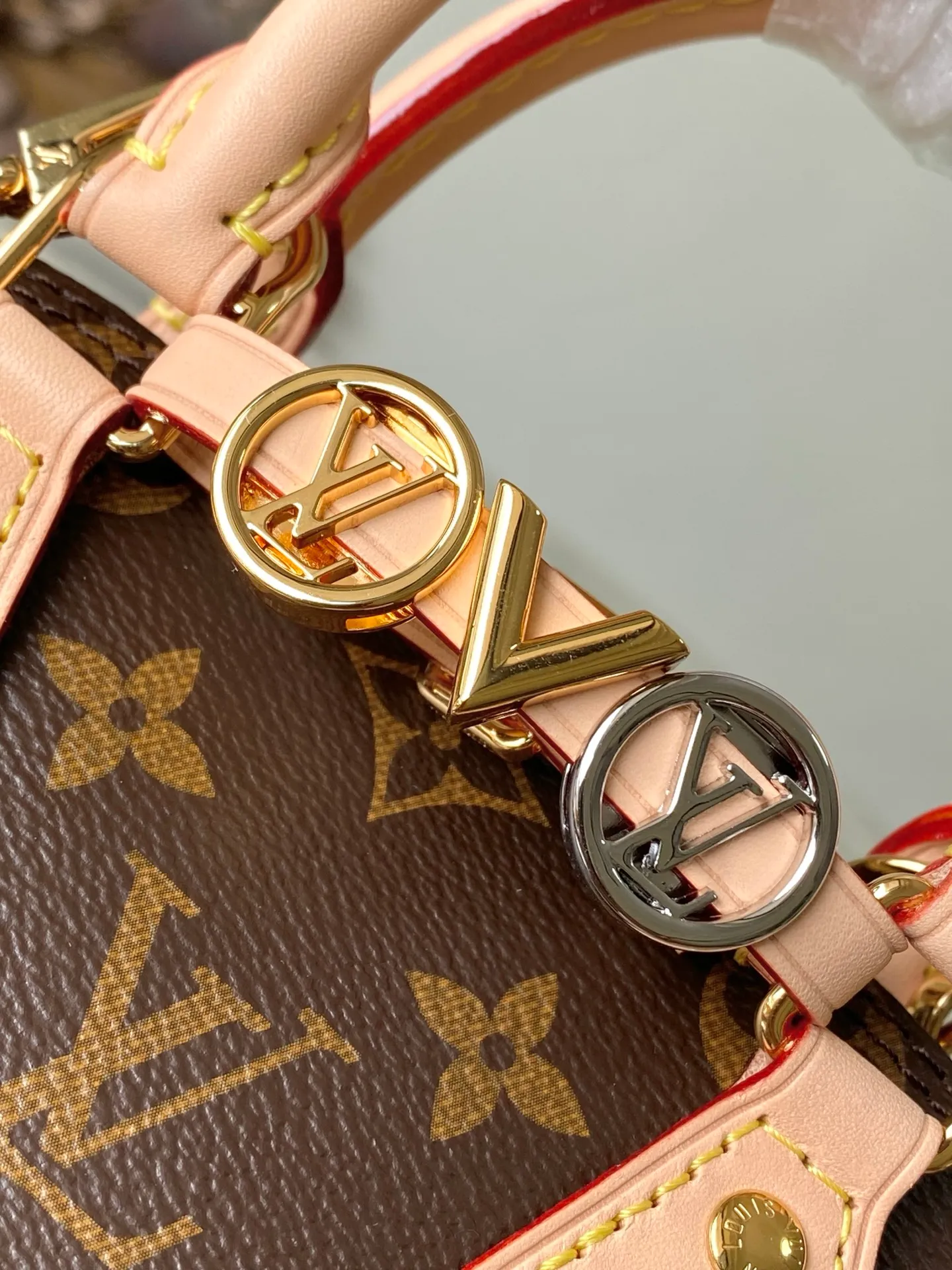 💰1060 Top Original M14339 Presbyopia LV&I series introduces this customizable kit, featuring the iconic Alma in an exclusive mini size. Designed to create a personalized handbag that is unique to the wearer, there are seven styles to choose from, available in a range of colors and finishes. Next, choose a strap or chain before choosing add-ons like a mirrored name tag or a functional hair clip. Finally, three sliding charms are included, ranging from the iconic padlock to the colorful Vivienne mascot. Dimensions: 15x19.5x10 cm (LxHxW)