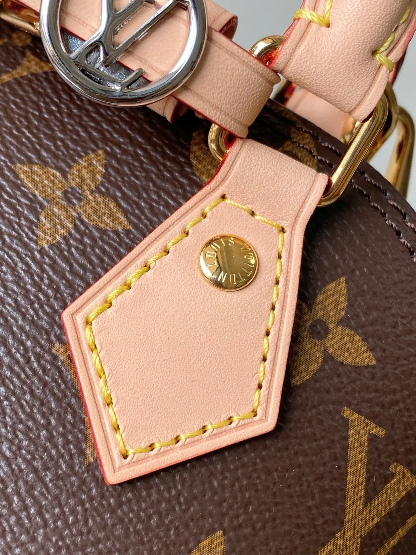 💰1060 Top Original M14339 Presbyopia LV&I series introduces this customizable kit, featuring the iconic Alma in an exclusive mini size. Designed to create a personalized handbag that is unique to the wearer, there are seven styles to choose from, available in a range of colors and finishes. Next, choose a strap or chain before choosing add-ons like a mirrored name tag or a functional hair clip. Finally, three sliding charms are included, ranging from the iconic padlock to the colorful Vivienne mascot. Dimensions: 15x19.5x10 cm (LxHxW)