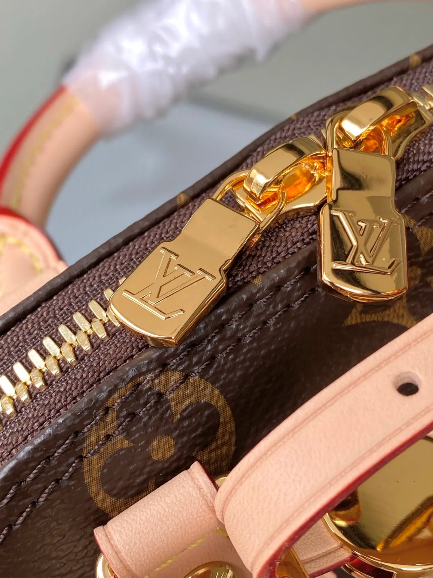 💰1060 Top Original M14339 Presbyopia LV&I series introduces this customizable kit, featuring the iconic Alma in an exclusive mini size. Designed to create a personalized handbag that is unique to the wearer, there are seven styles to choose from, available in a range of colors and finishes. Next, choose a strap or chain before choosing add-ons like a mirrored name tag or a functional hair clip. Finally, three sliding charms are included, ranging from the iconic padlock to the colorful Vivienne mascot. Dimensions: 15x19.5x10 cm (LxHxW)