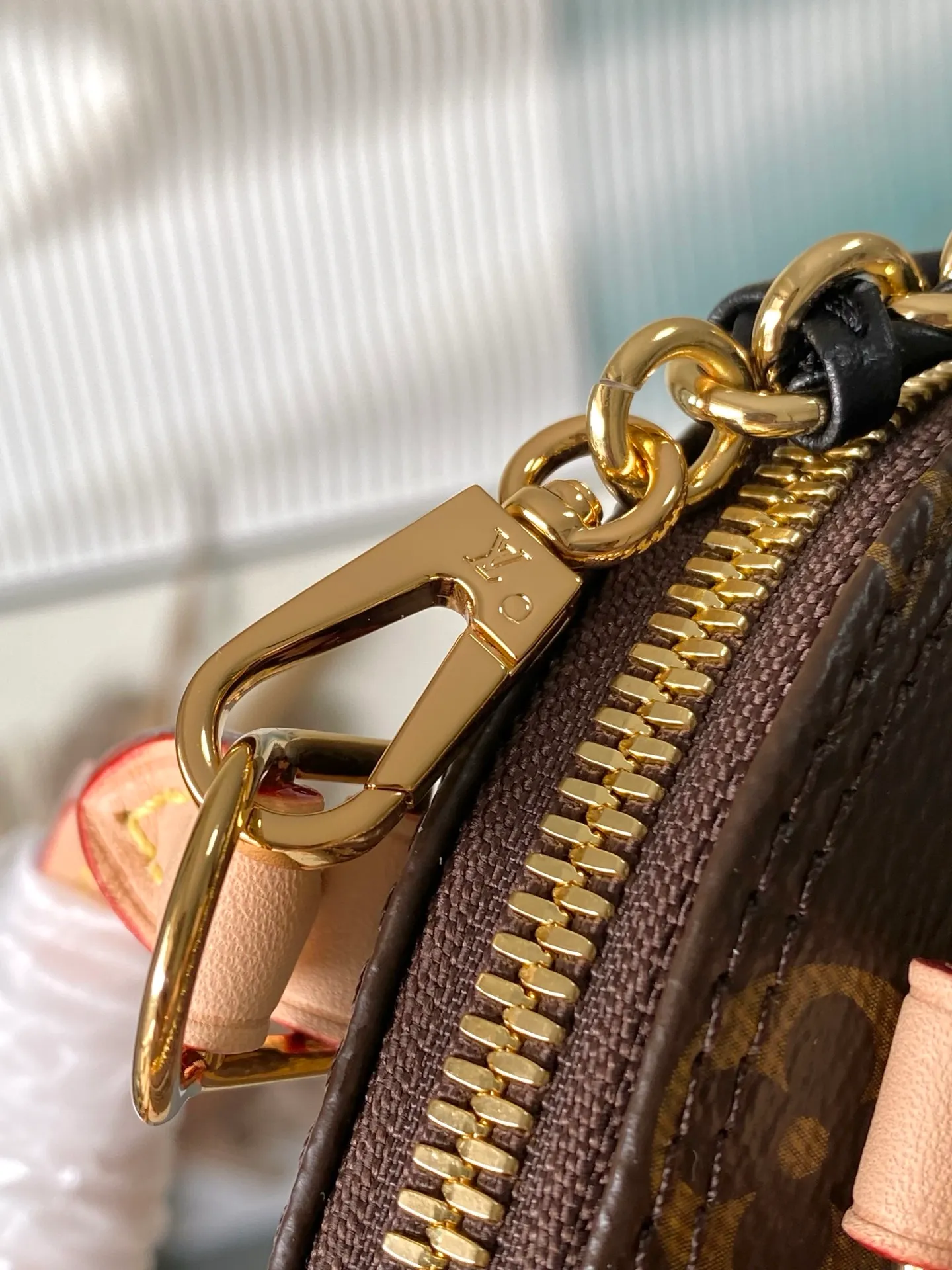 💰1060 Top Original M14339 Presbyopia LV&I series introduces this customizable kit, featuring the iconic Alma in an exclusive mini size. Designed to create a personalized handbag that is unique to the wearer, there are seven styles to choose from, available in a range of colors and finishes. Next, choose a strap or chain before choosing add-ons like a mirrored name tag or a functional hair clip. Finally, three sliding charms are included, ranging from the iconic padlock to the colorful Vivienne mascot. Dimensions: 15x19.5x10 cm (LxHxW)