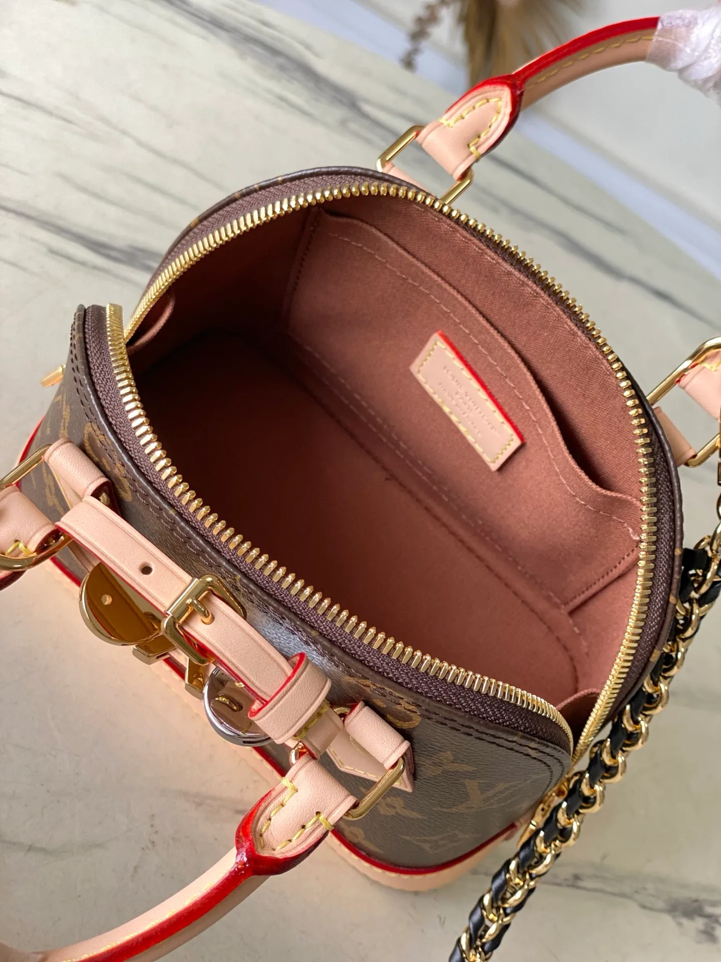 💰1060 Top Original M14339 Presbyopia LV&I series introduces this customizable kit, featuring the iconic Alma in an exclusive mini size. Designed to create a personalized handbag that is unique to the wearer, there are seven styles to choose from, available in a range of colors and finishes. Next, choose a strap or chain before choosing add-ons like a mirrored name tag or a functional hair clip. Finally, three sliding charms are included, ranging from the iconic padlock to the colorful Vivienne mascot. Dimensions: 15x19.5x10 cm (LxHxW)