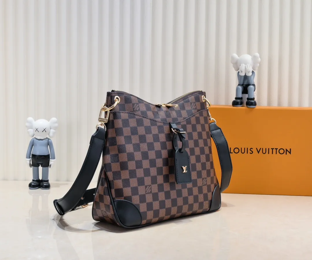 💰Large 300💰💰Small 280💰Upgraded from the original M45353 M45354 M45355 A new Odeon medium and small handbag is launched in the autumn and winter of 2020, using Monogram canvas and reinforced leather corners to convey a retro feel. The adjustable shoulder strap makes it easy to carry on the shoulder or across the body, and the zipper allows easy access to your belongings. Monogram coated canvas Semi-distressed vegetable tanned leather Natural cowhide and colorful cowhide trim Fabric lining Metal hardware Leather corners Shoulder strap loops Double zip closure External patch pocket with magnetic closure