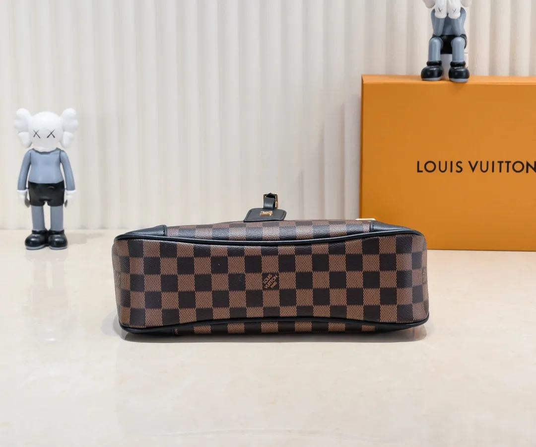 💰Large 300💰💰Small 280💰Upgraded from the original M45353 M45354 M45355 A new Odeon medium and small handbag is launched in the autumn and winter of 2020, using Monogram canvas and reinforced leather corners to convey a retro feel. The adjustable shoulder strap makes it easy to carry on the shoulder or across the body, and the zipper allows easy access to your belongings. Monogram coated canvas Semi-distressed vegetable tanned leather Natural cowhide and colorful cowhide trim Fabric lining Metal hardware Leather corners Shoulder strap loops Double zip closure External patch pocket with magnetic closure