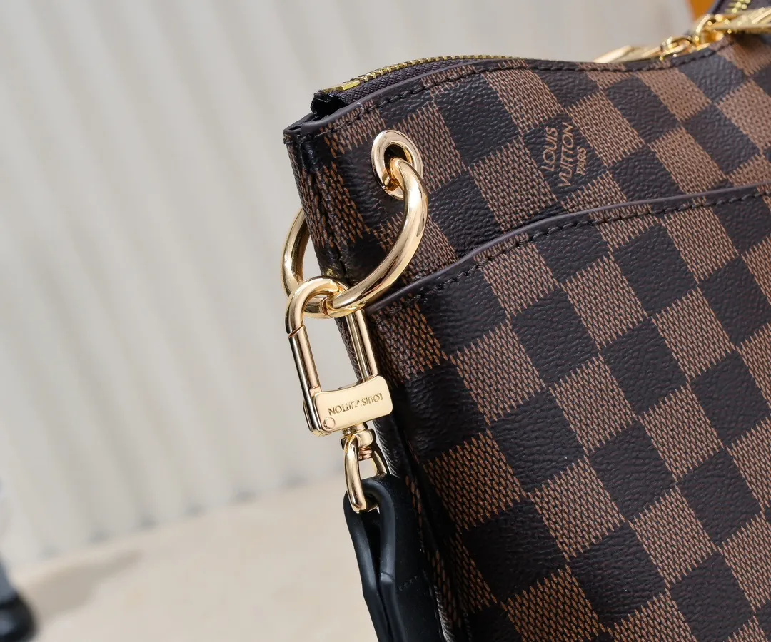 💰Large 300💰💰Small 280💰Upgraded from the original M45353 M45354 M45355 A new Odeon medium and small handbag is launched in the autumn and winter of 2020, using Monogram canvas and reinforced leather corners to convey a retro feel. The adjustable shoulder strap makes it easy to carry on the shoulder or across the body, and the zipper allows easy access to your belongings. Monogram coated canvas Semi-distressed vegetable tanned leather Natural cowhide and colorful cowhide trim Fabric lining Metal hardware Leather corners Shoulder strap loops Double zip closure External patch pocket with magnetic closure
