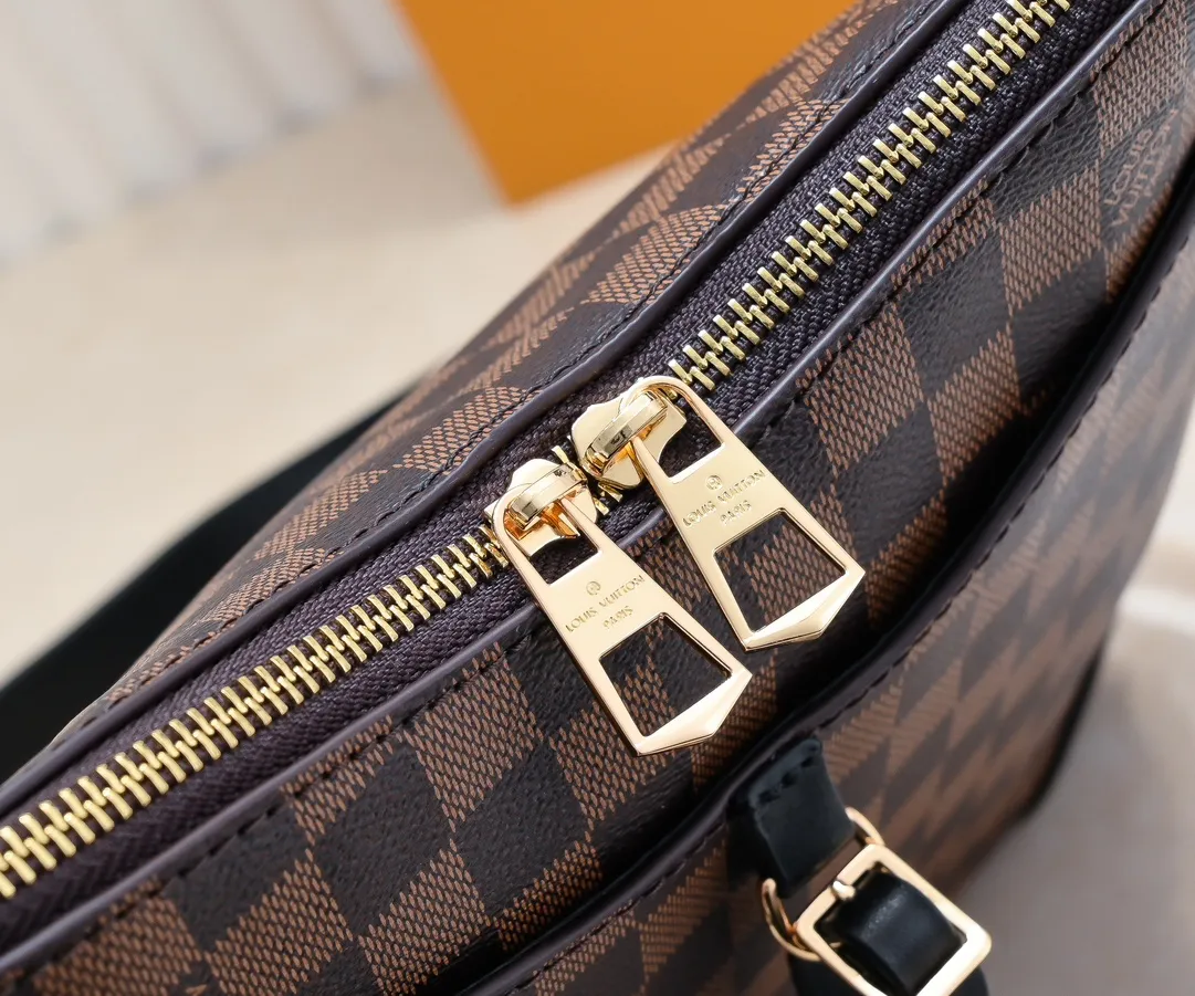 💰Large 300💰💰Small 280💰Upgraded from the original M45353 M45354 M45355 A new Odeon medium and small handbag is launched in the autumn and winter of 2020, using Monogram canvas and reinforced leather corners to convey a retro feel. The adjustable shoulder strap makes it easy to carry on the shoulder or across the body, and the zipper allows easy access to your belongings. Monogram coated canvas Semi-distressed vegetable tanned leather Natural cowhide and colorful cowhide trim Fabric lining Metal hardware Leather corners Shoulder strap loops Double zip closure External patch pocket with magnetic closure