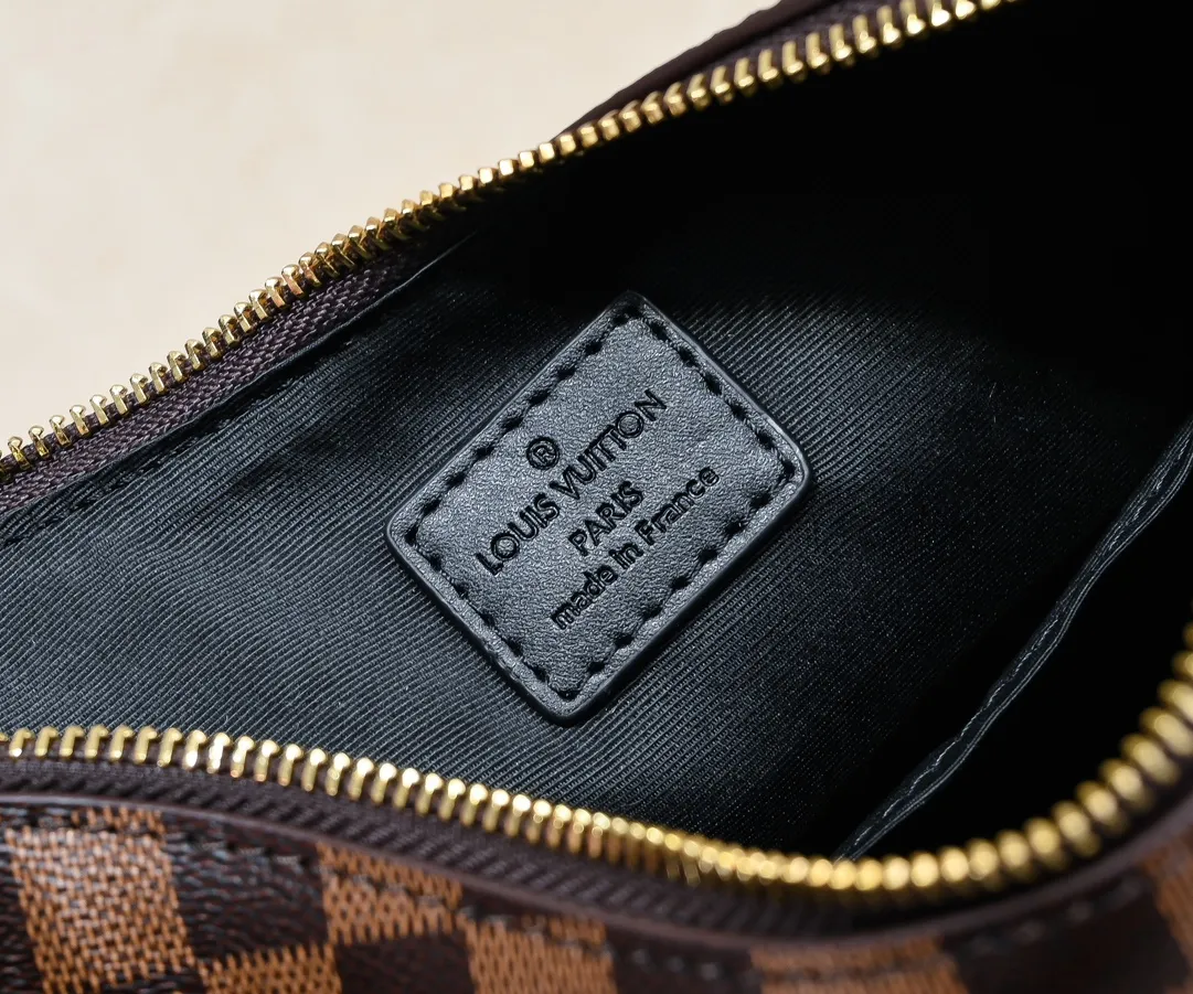 💰Large 300💰💰Small 280💰Upgraded from the original M45353 M45354 M45355 A new Odeon medium and small handbag is launched in the autumn and winter of 2020, using Monogram canvas and reinforced leather corners to convey a retro feel. The adjustable shoulder strap makes it easy to carry on the shoulder or across the body, and the zipper allows easy access to your belongings. Monogram coated canvas Semi-distressed vegetable tanned leather Natural cowhide and colorful cowhide trim Fabric lining Metal hardware Leather corners Shoulder strap loops Double zip closure External patch pocket with magnetic closure