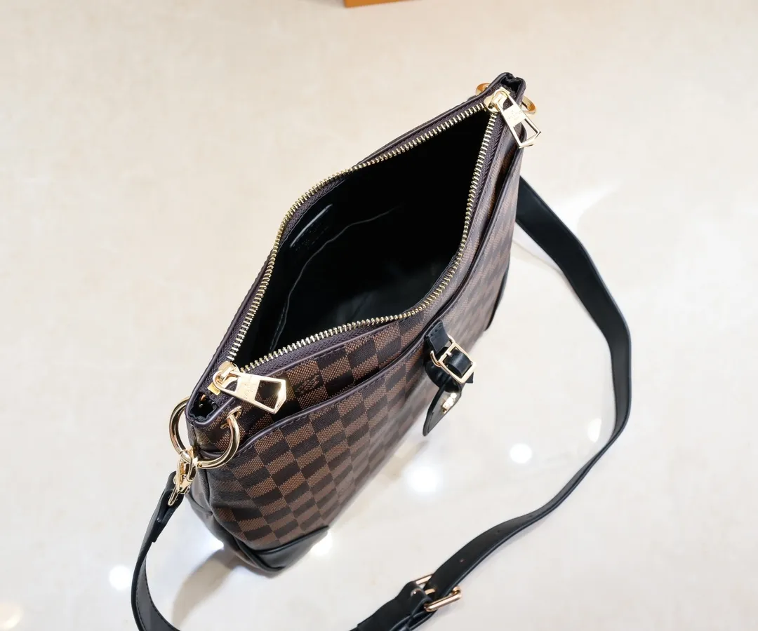 💰Large 300💰💰Small 280💰Upgraded from the original M45353 M45354 M45355 A new Odeon medium and small handbag is launched in the autumn and winter of 2020, using Monogram canvas and reinforced leather corners to convey a retro feel. The adjustable shoulder strap makes it easy to carry on the shoulder or across the body, and the zipper allows easy access to your belongings. Monogram coated canvas Semi-distressed vegetable tanned leather Natural cowhide and colorful cowhide trim Fabric lining Metal hardware Leather corners Shoulder strap loops Double zip closure External patch pocket with magnetic closure