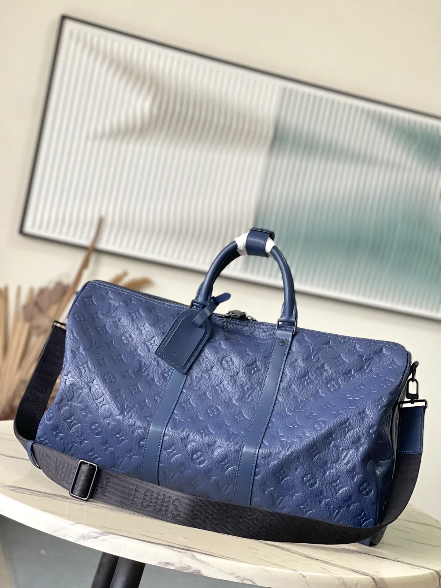 💰1460 (top layer leather) top original order M24440 blue This Keepall BANDOULIERE 50 travel bag is made of Monogram Shadow leather with full Monogram embossing and matte metal parts to achieve a simple design. The cabin size is suitable for short trips. The Keepall soft travel bag series was born in the 1930s and remains as classic and elegant as ever. Dimensions: 50 × 29 × 23 cm